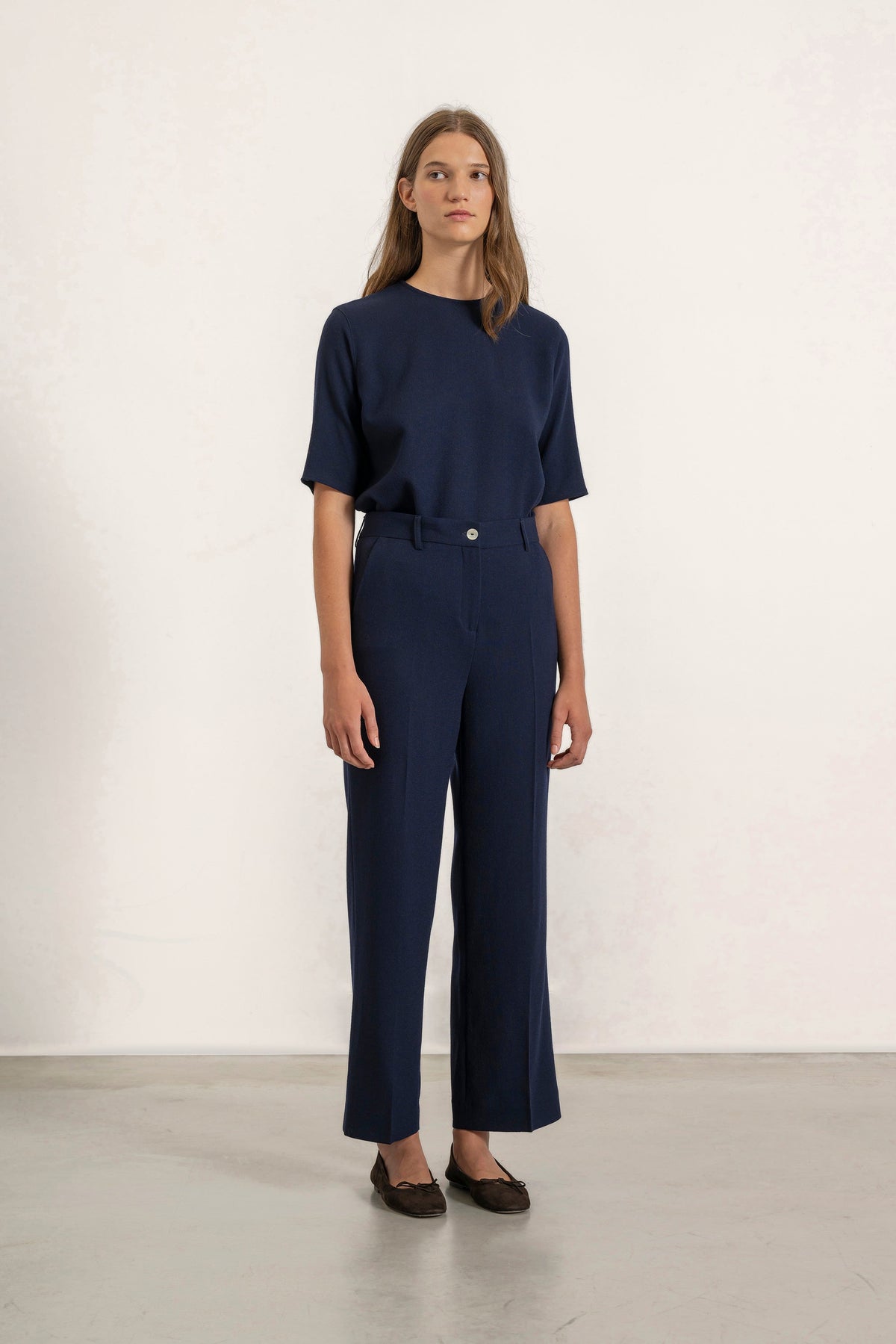 Pantalon Isabelle en crêpe de laine bleu marine porté avec Top Daphne bleu marine | Mardi Editions