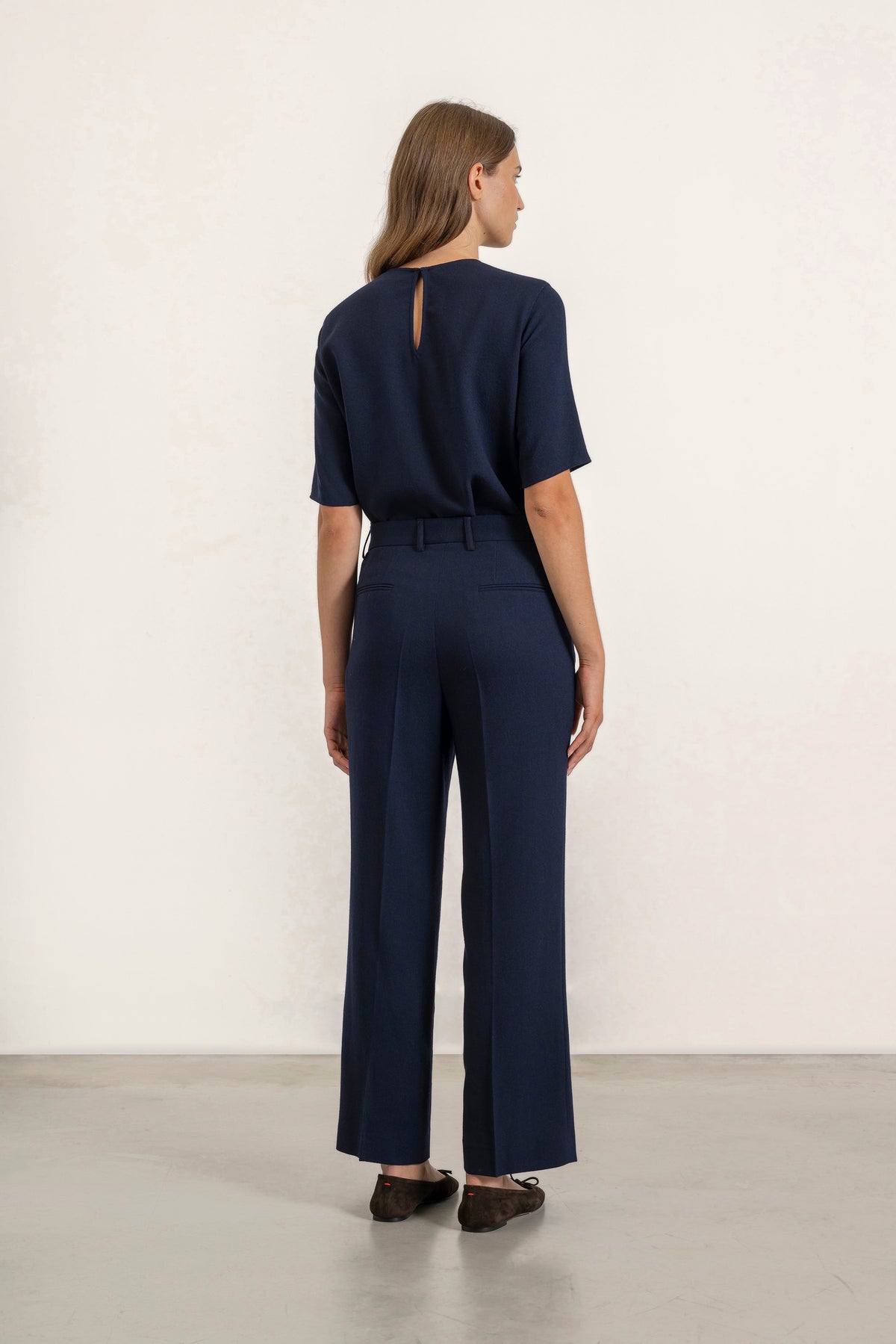 Pantalon Isabelle en crêpe de laine bleu marine porté avec Top Daphne bleu marine | Mardi Editions