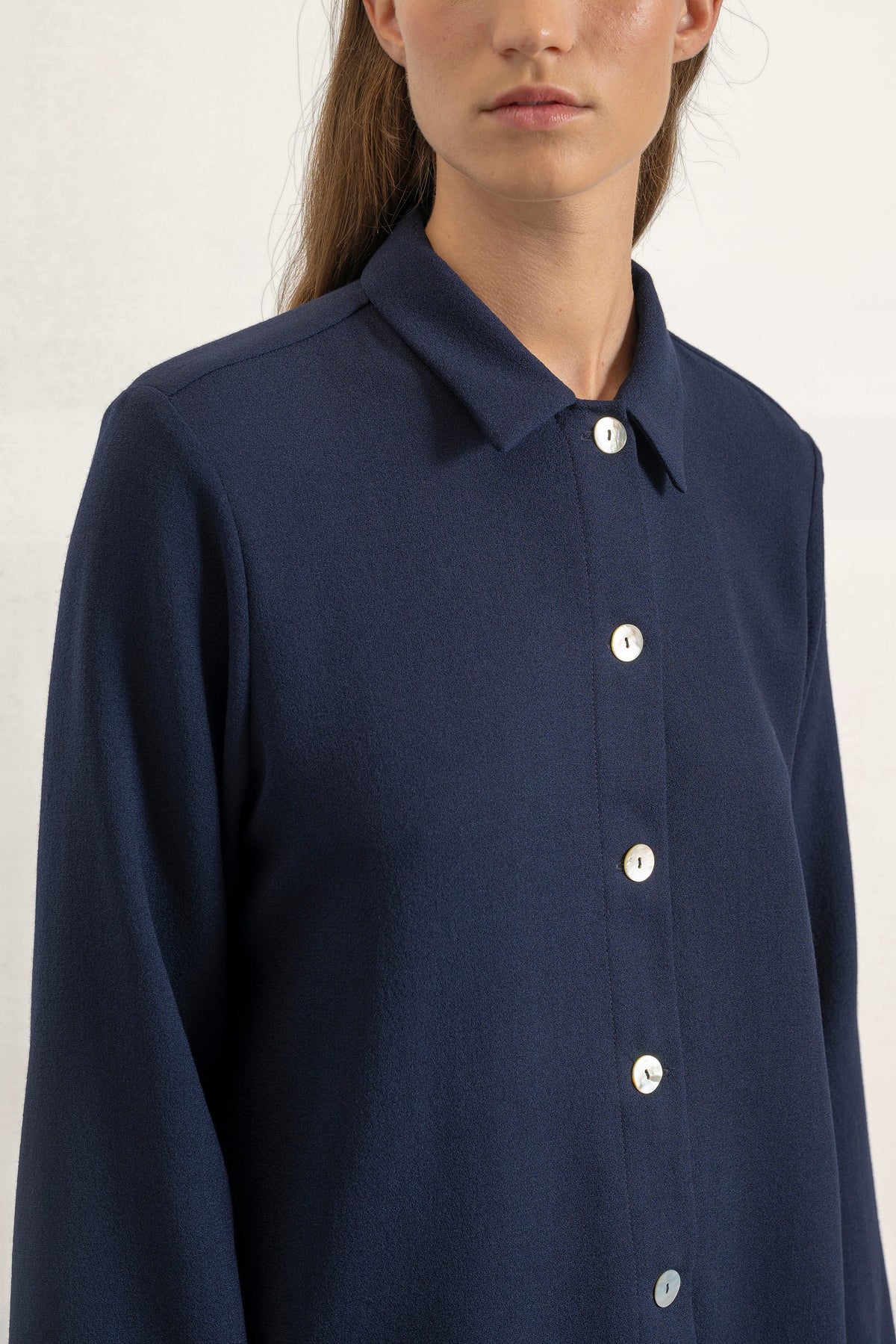Blouse Olive en crêpe de laine bleu marine portée avec Top Daphne et Pantalon Isabelle bleu marine | Mardi Editions