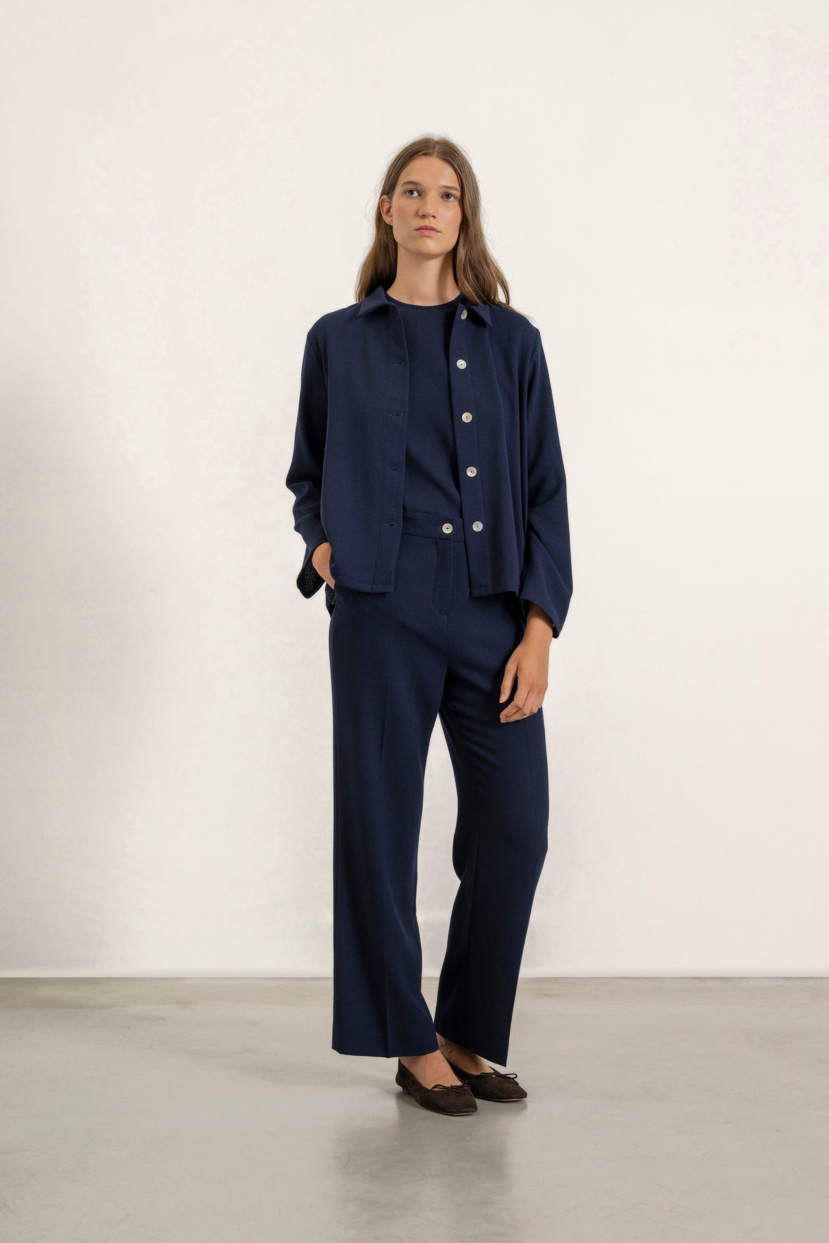 Blouse Olive en crêpe de laine bleu marine portée avec Top Daphne et Pantalon Isabelle bleu marine | Mardi Editions