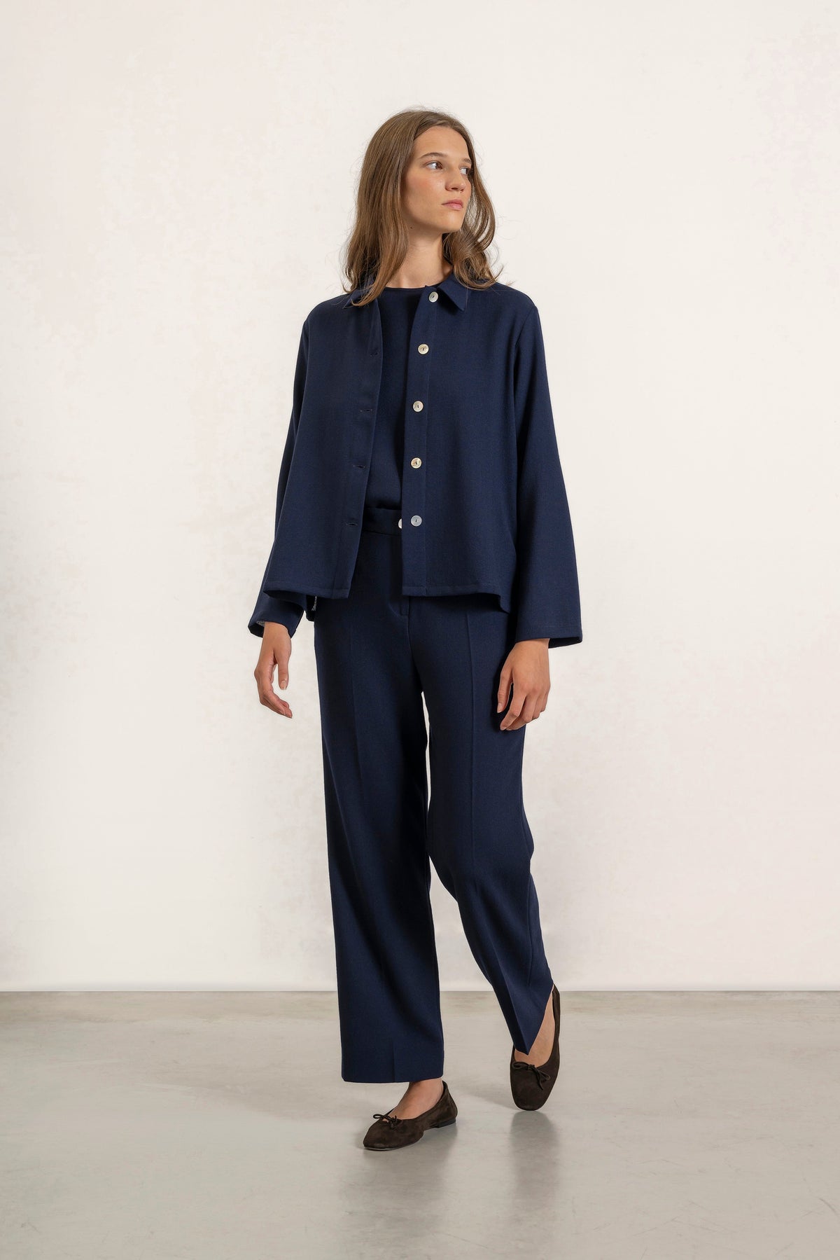 Pantalon Isabelle en crêpe de laine bleu marine porté avec Top Daphne bleu marine | Mardi Editions