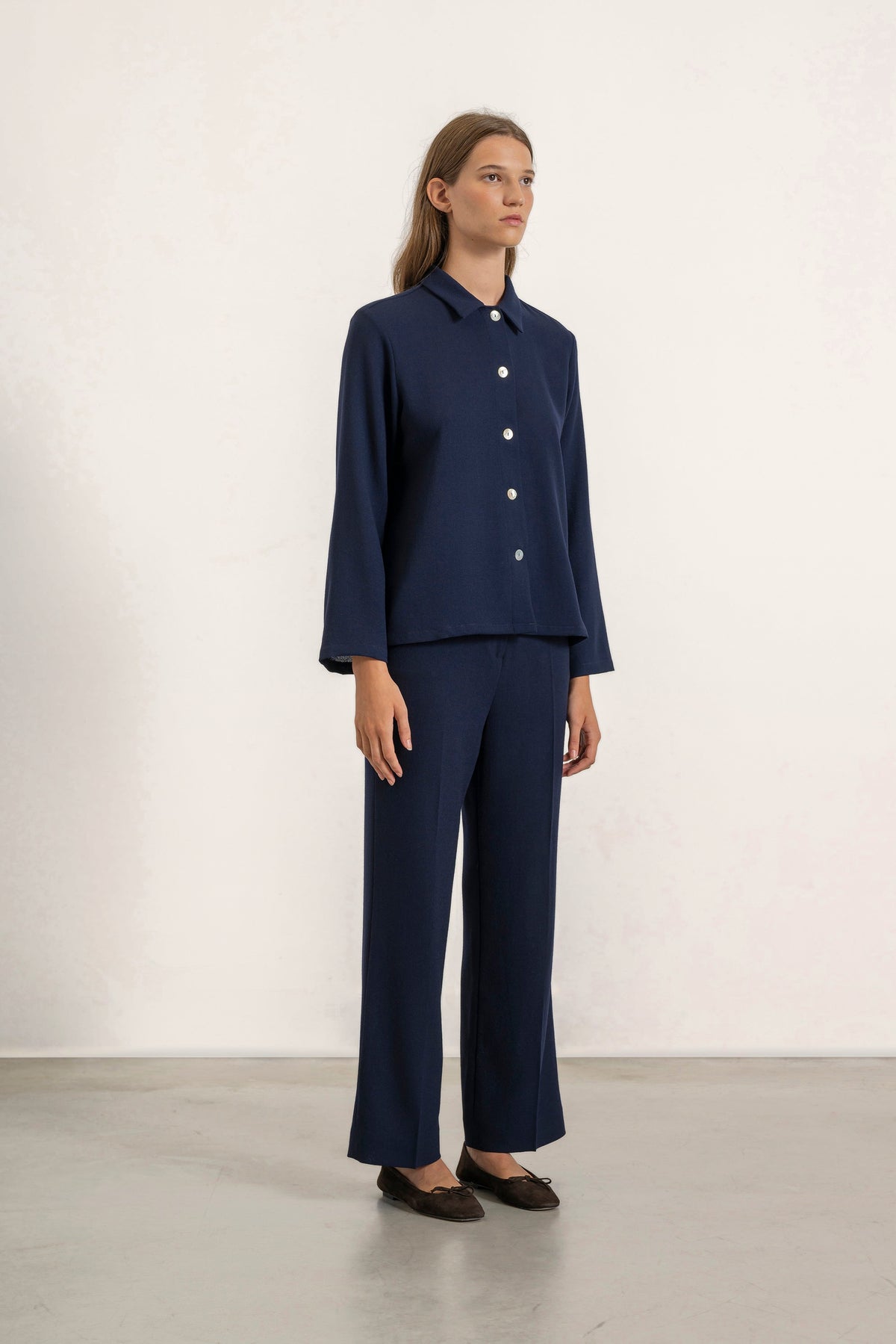 Pantalon Isabelle en crêpe de laine bleu marine porté avec Top Daphne bleu marine | Mardi Editions