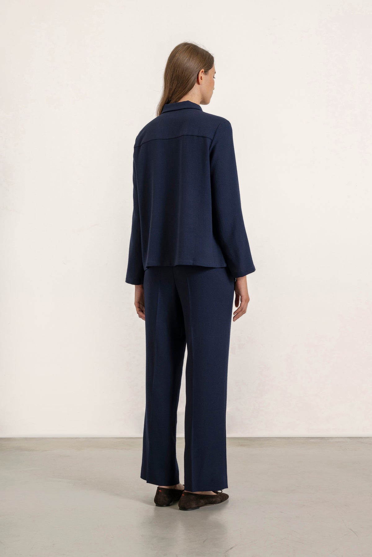 Blouse Olive en crêpe de laine bleu marine portée avec Top Daphne et Pantalon Isabelle bleu marine | Mardi Editions