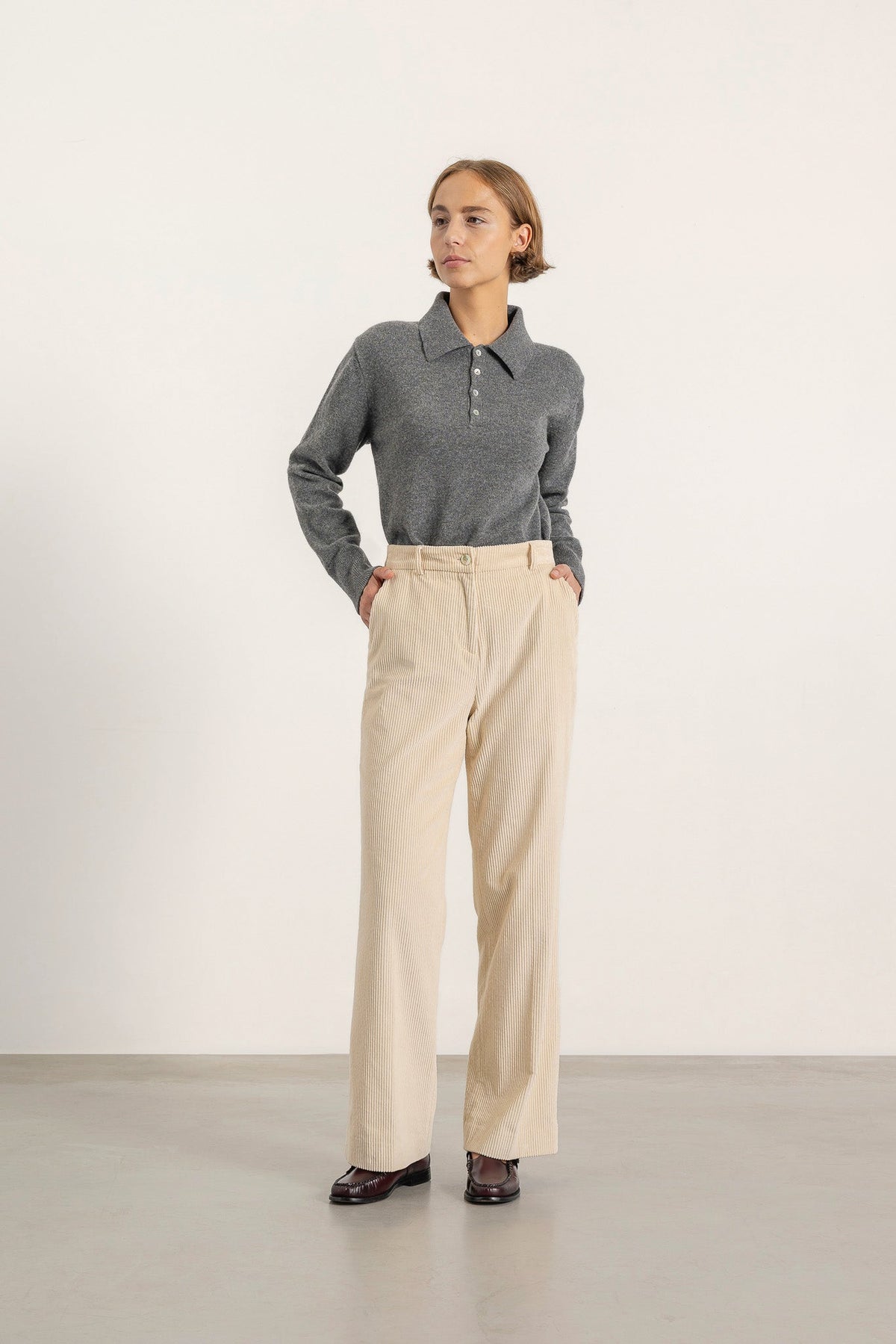 Pull Glenn en laine gris foncé porté avec Pantalon Isabelle en velours écru | Mardi Editions