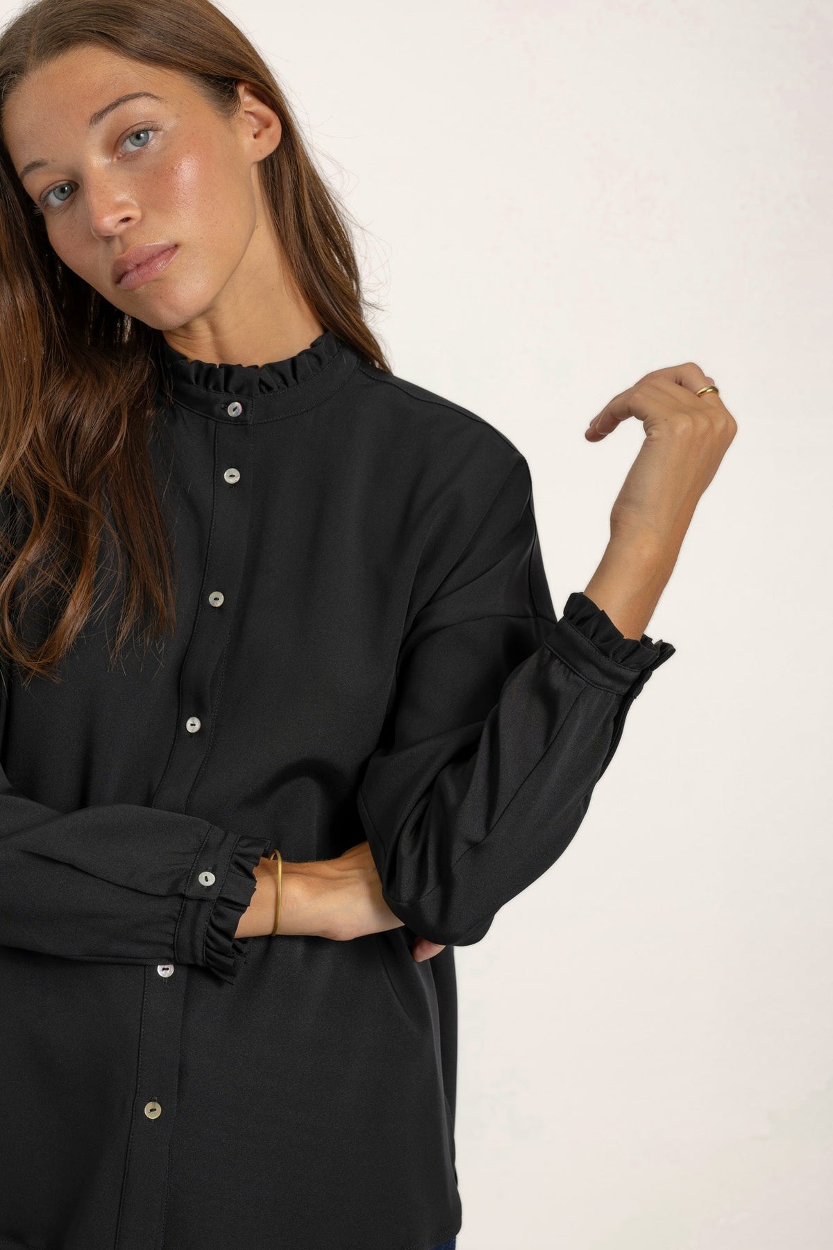 Blouse Alizee en soie noire portée avec Jean Madeleine denim | Mardi Editions