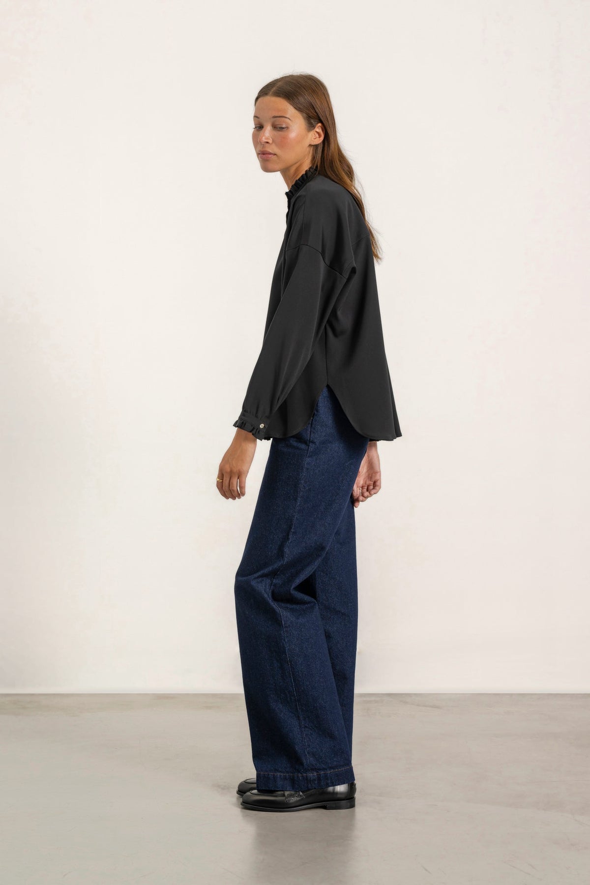 Blouse Alizee en soie noire portée avec Jean Madeleine denim | Mardi Editions