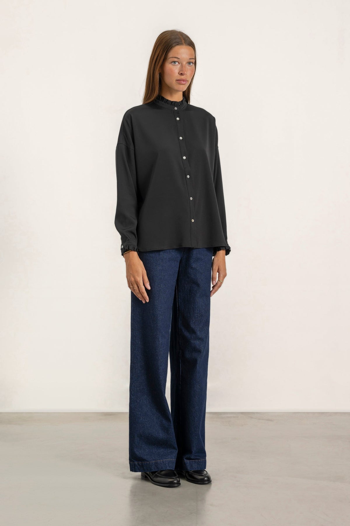Blouse Alizee en soie noire portée avec Jean Madeleine denim | Mardi Editions