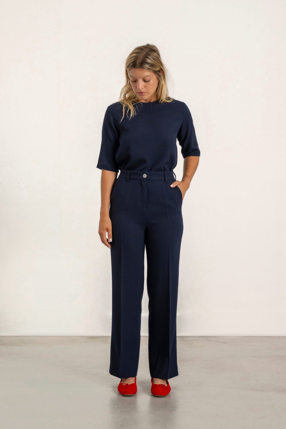 Pantalon Isabelle en crêpe de laine bleu marine porté avec Top Daphne bleu marine | Mardi Editions