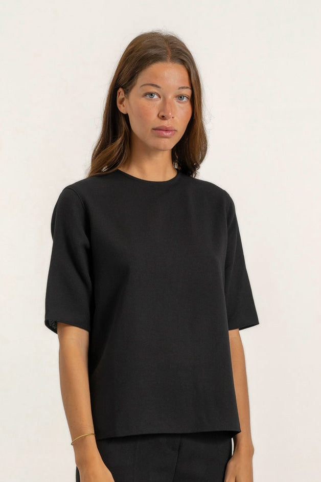 Top Daphne en crêpe de laine noir porté avec Blouse Olive et Pantalon Isabelle noirs | Mardi Editions