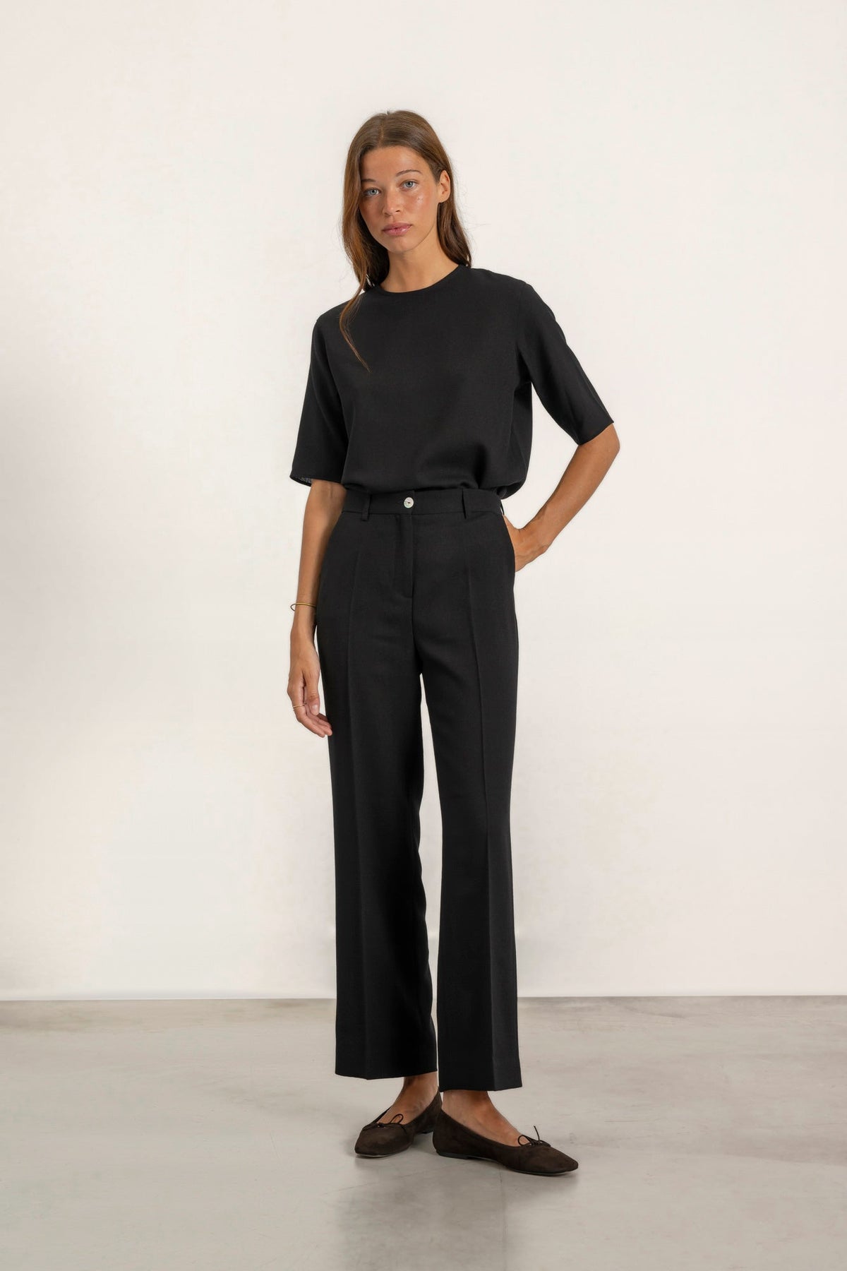 Top Daphne en crêpe de laine noir porté avec Blouse Olive et Pantalon Isabelle noirs | Mardi Editions