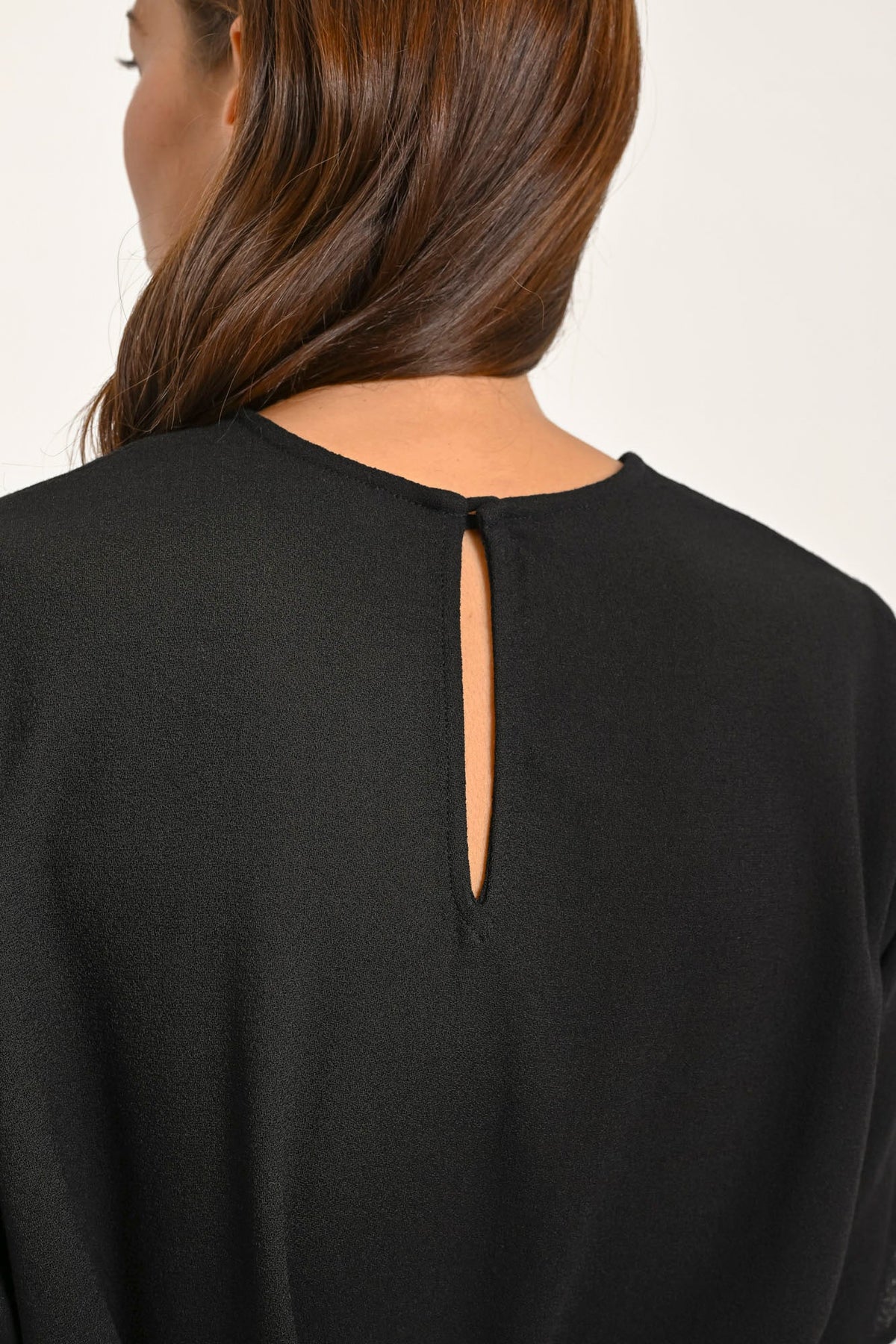 Top Daphne en crêpe de laine noir porté avec Blouse Olive et Pantalon Isabelle noirs | Mardi Editions