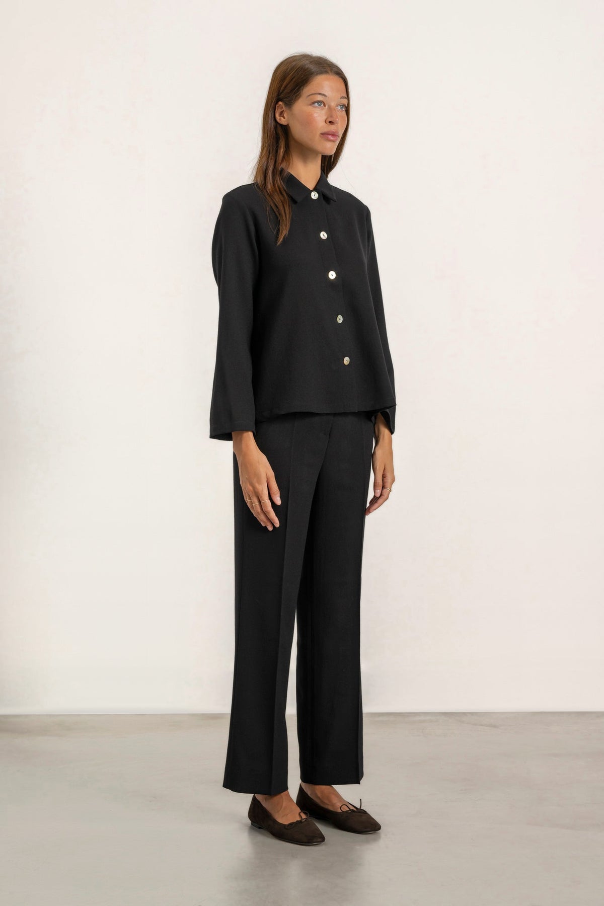 Blouse Olive en crêpe de laine noir portée avec Pantalon Isabelle noir | Mardi Editions