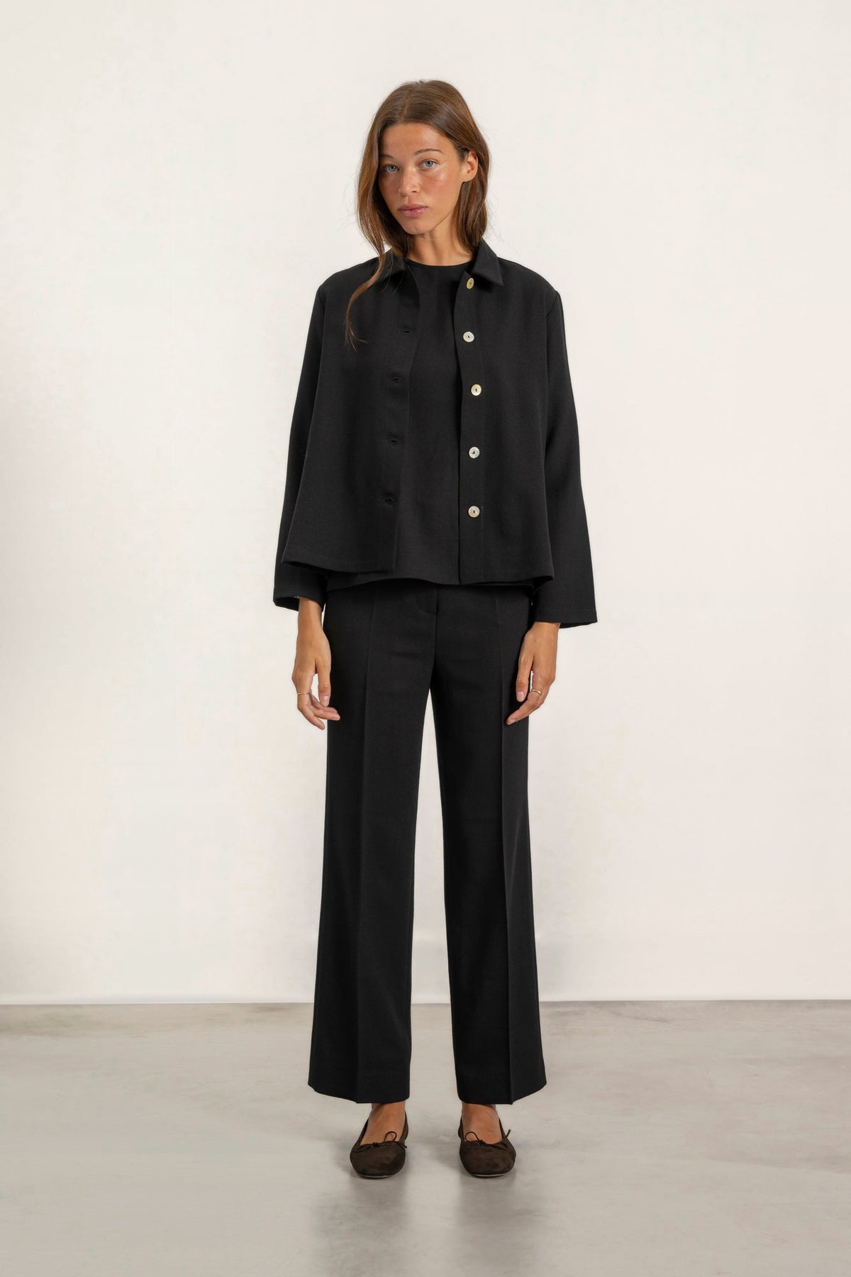 Blouse Olive en crêpe de laine noir portée avec Top Daphne et Pantalon Isabelle noirs | Mardi Editions