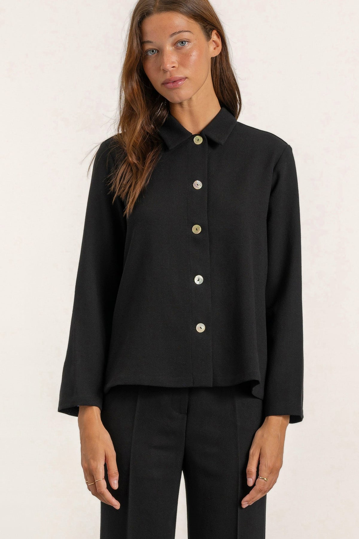 Blouse Olive en crêpe de laine noir portée avec Top Daphne et Pantalon Isabelle noirs | Mardi Editions