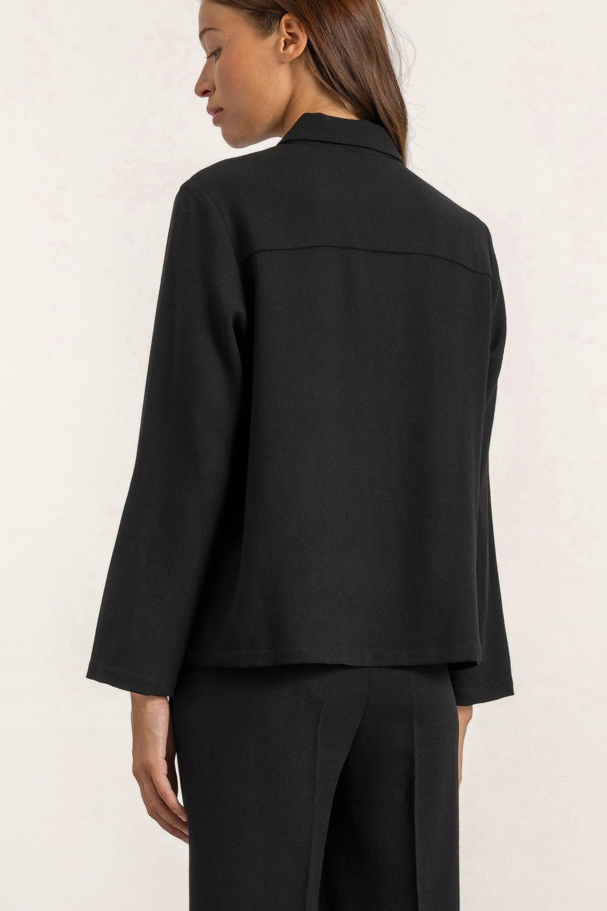 Blouse Olive en crêpe de laine noir portée avec Top Daphne et Pantalon Isabelle noirs | Mardi Editions