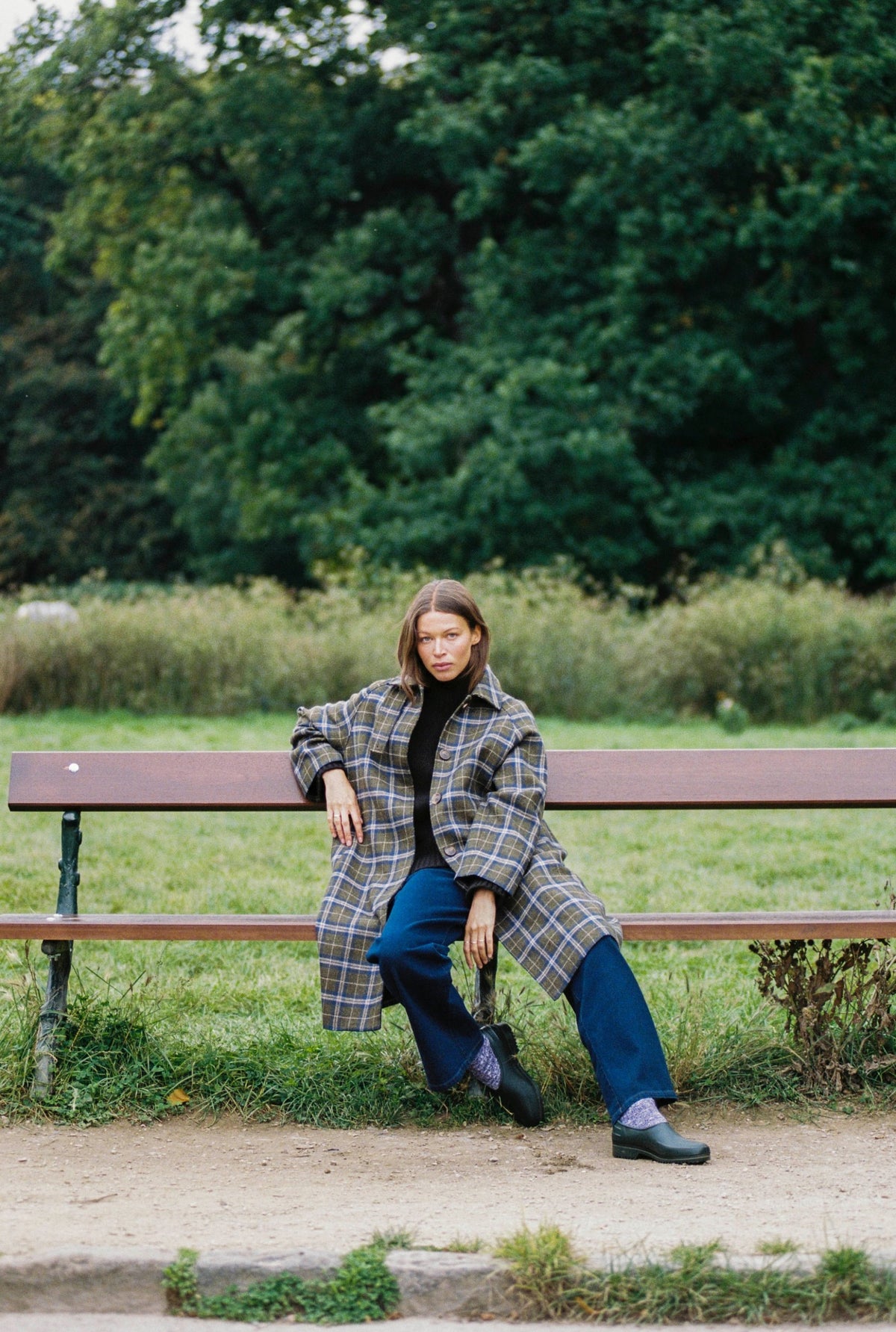 Mardi Editions, The Great Escape, manteau Paula sur un banc
