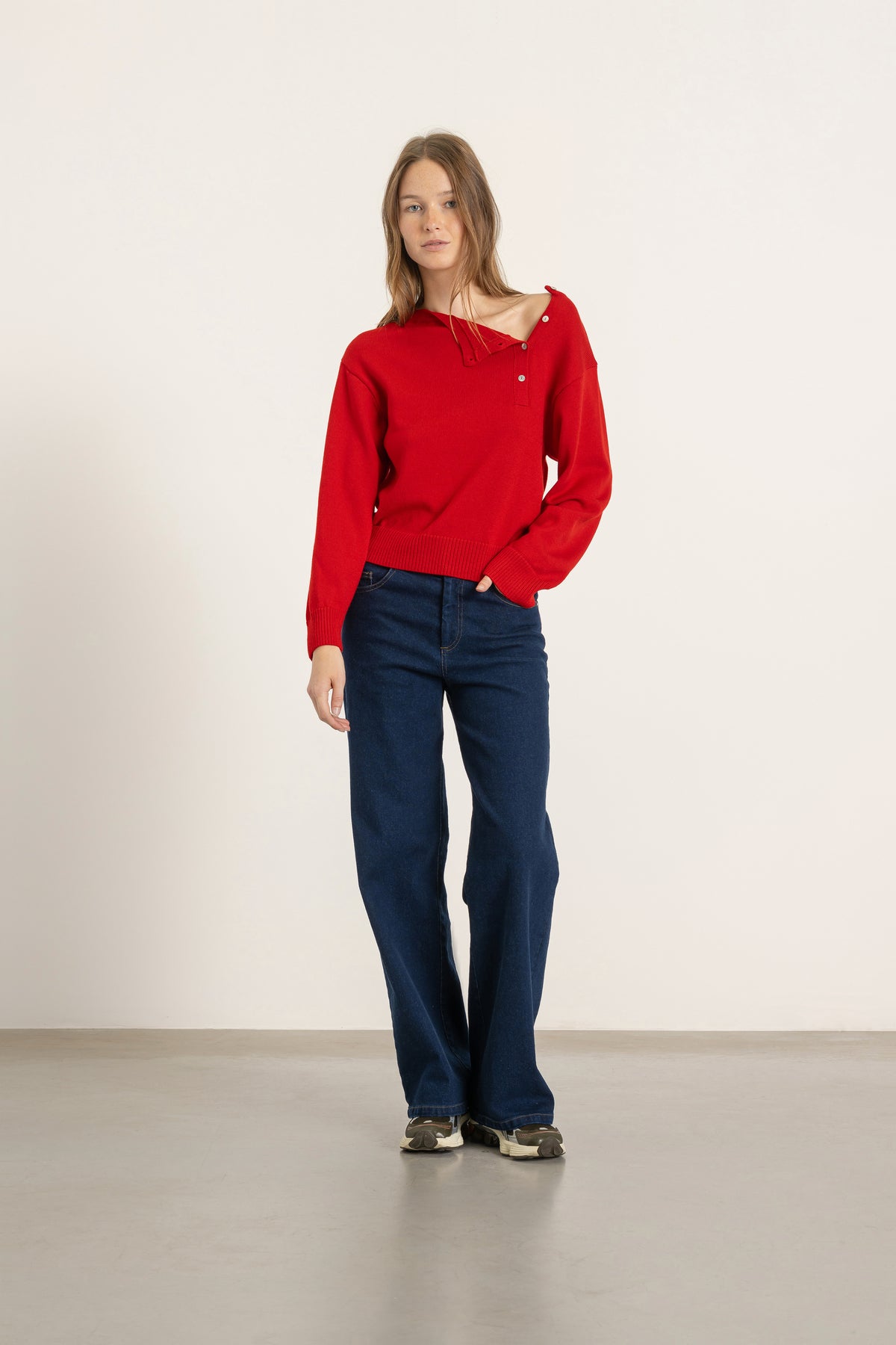 Pull Achille en laine rouge porté avec Jean Helena en coton bio | Mardi Editions