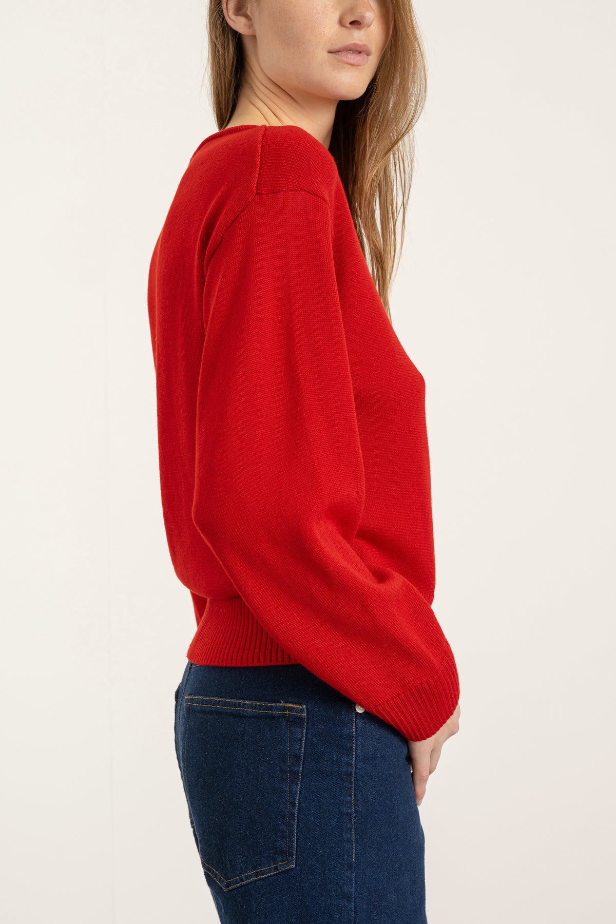 Pull Achille en laine rouge porté avec Jean Helena en coton bio | Mardi Editions