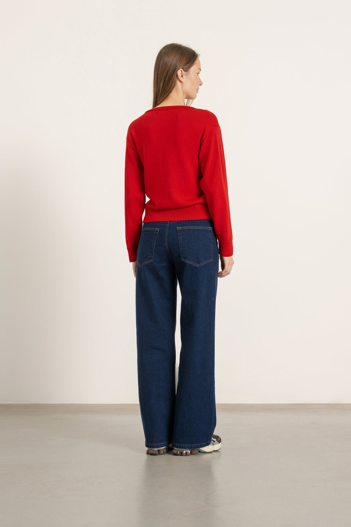 Pull Achille en laine rouge porté avec Jean Helena en coton bio, vue de dos | Mardi Editions