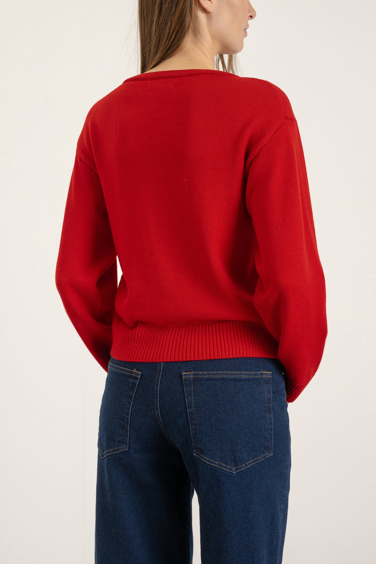 Pull Achille en laine rouge porté avec Jean Helena en coton bio, vue de dos | Mardi Editions