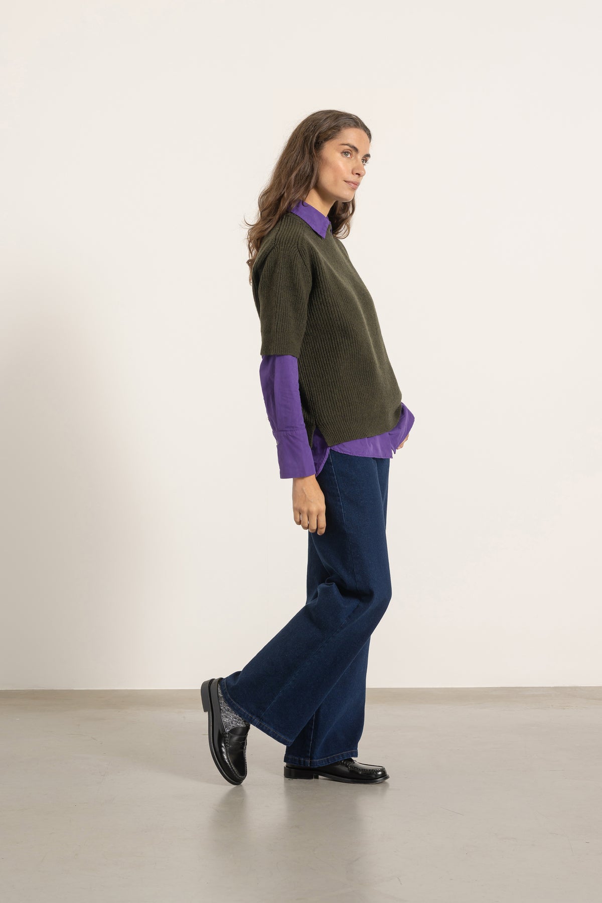 Pull Gaspard en laine et cachemire vert kaki porté avec Chemise Victoria en coton violet et Jean Helena denim foncé | Mardi Editions
