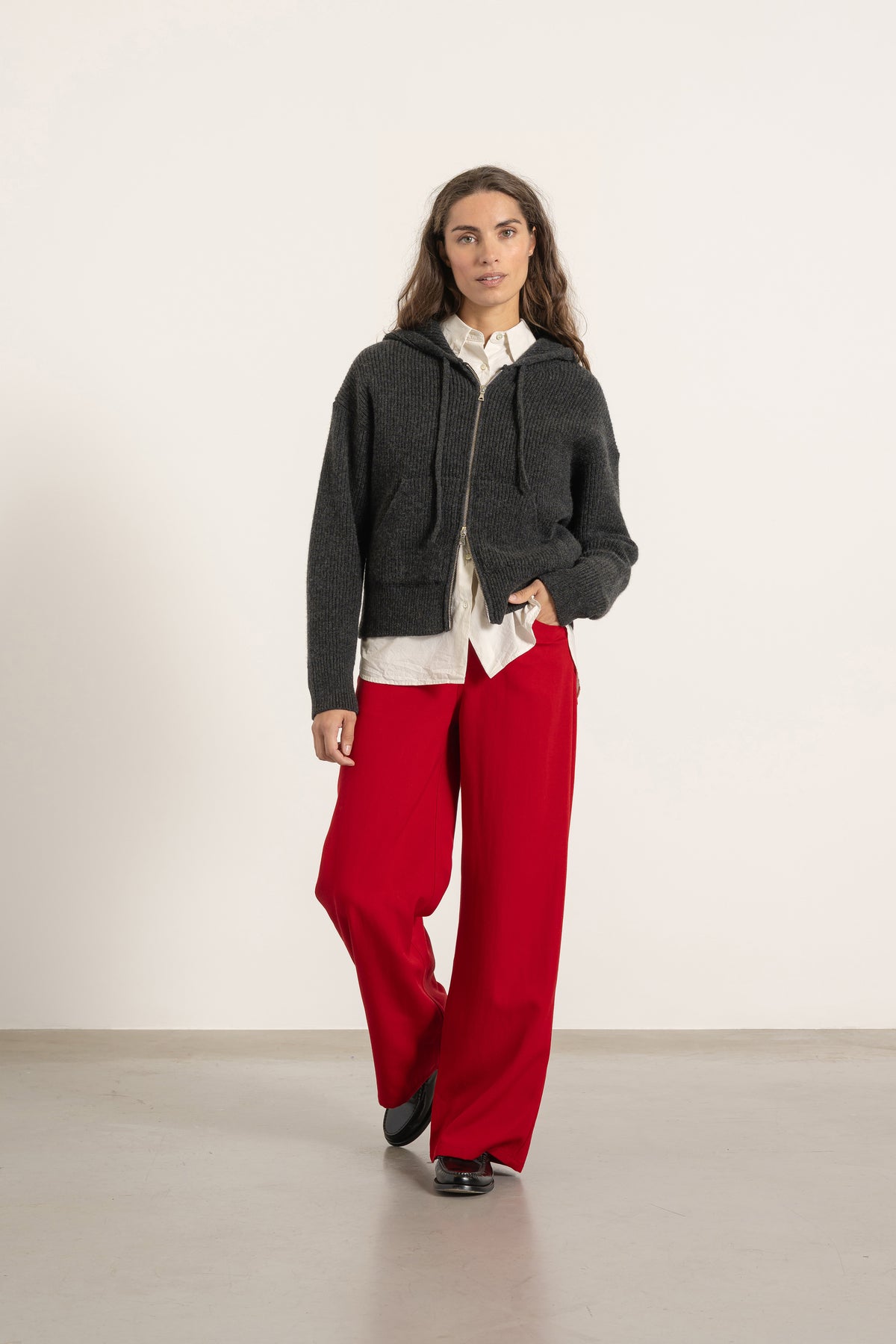Pantalon Helena en laine rouge porté avec Hoodie Nelson en laine et cachemire gris anthracite | Mardi Editions