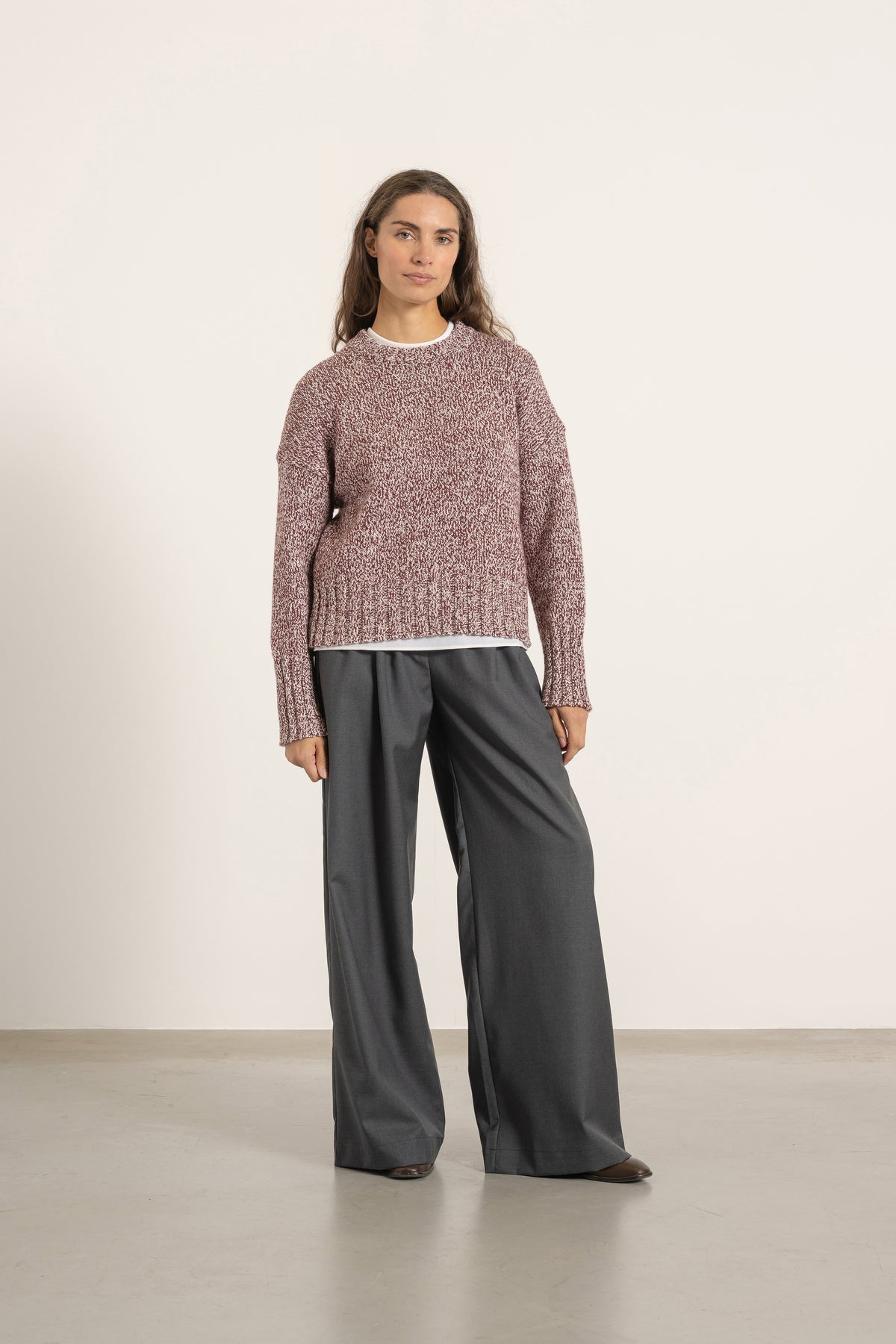 Pull Jack en laine bordeaux porté avec Pantalon Aurelia en laine gris | Mardi Editions