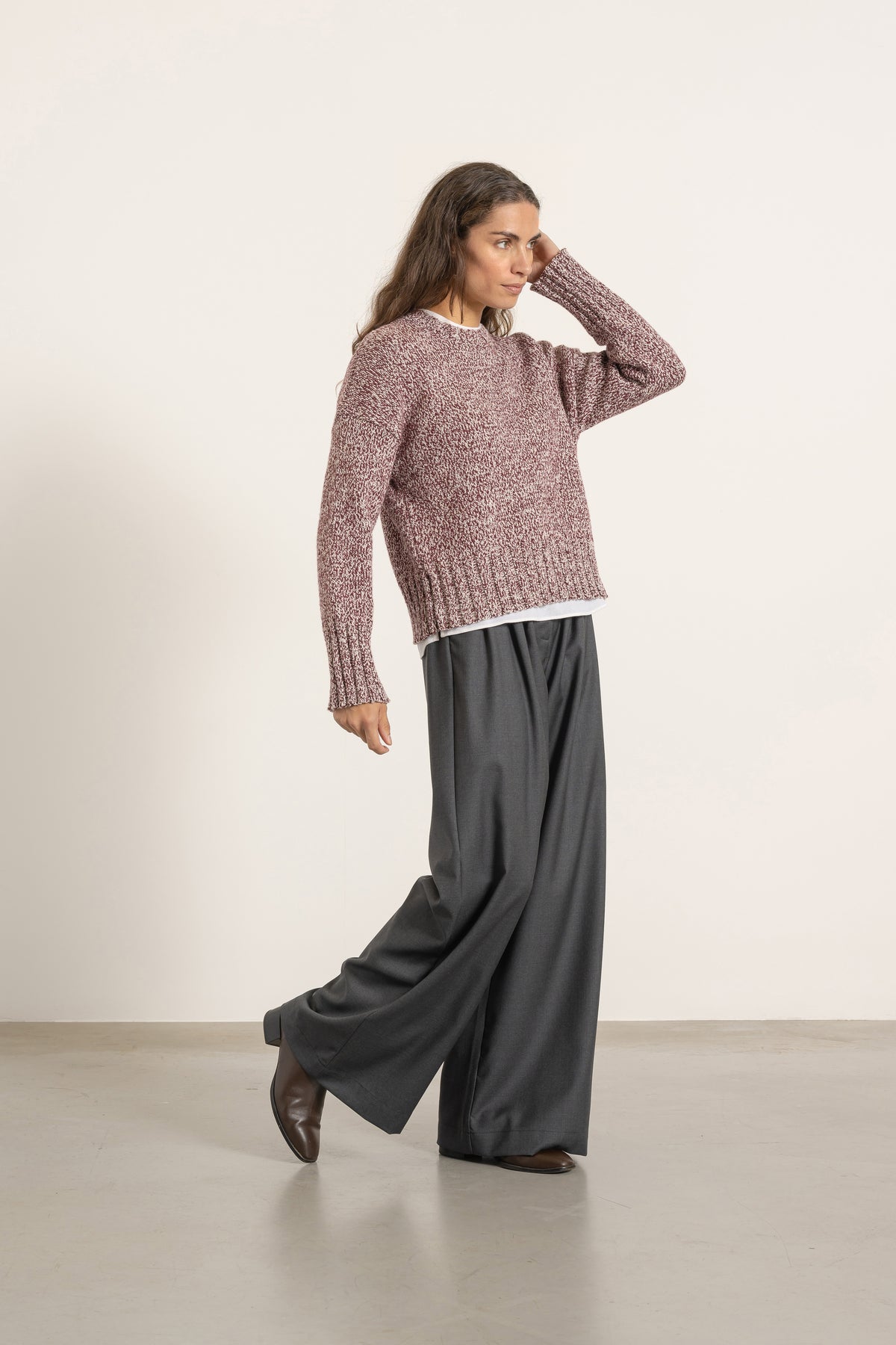 Pull Jack en laine bordeaux porté avec Pantalon Aurelia en laine gris | Mardi Editions