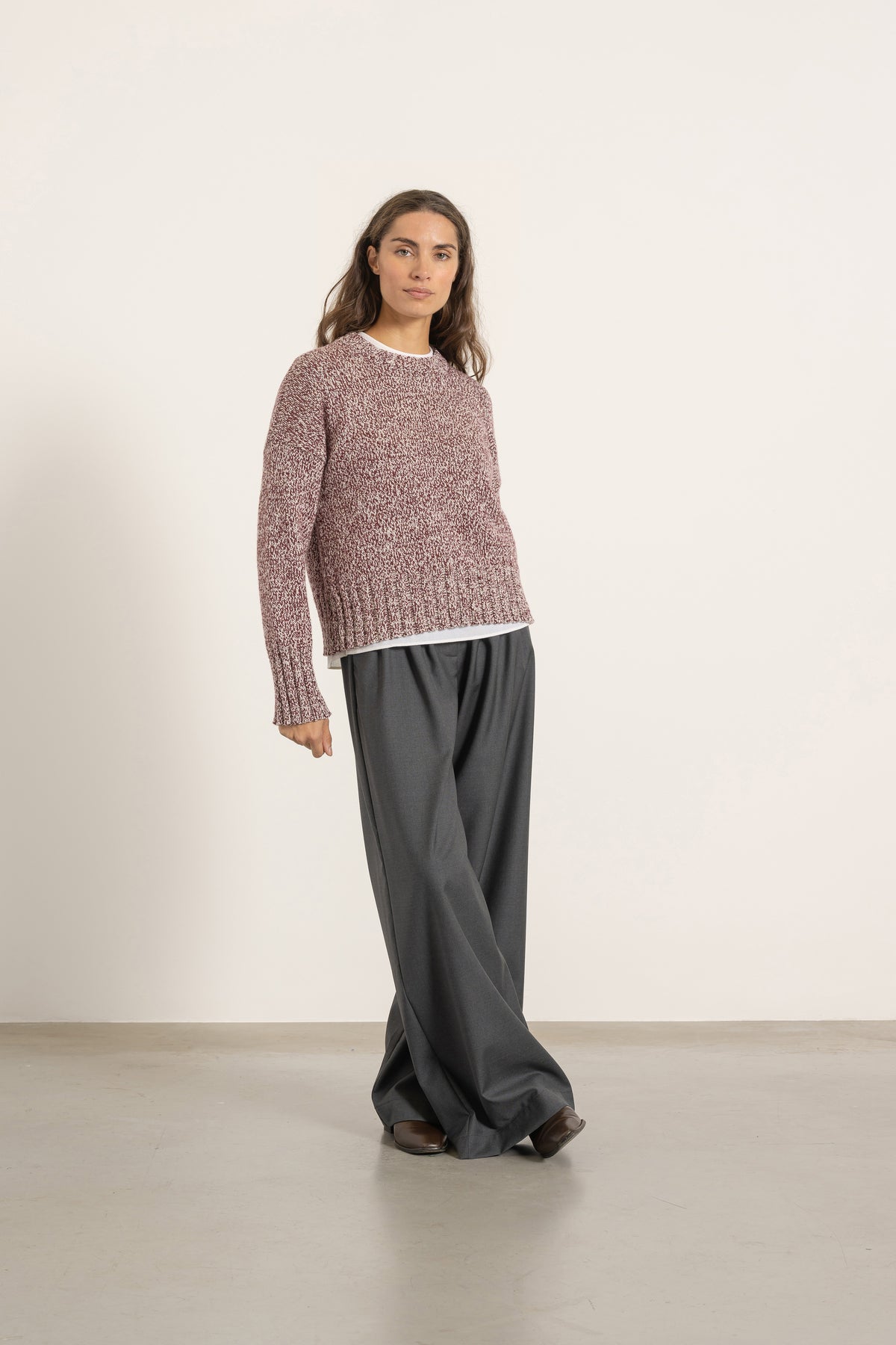 Pull Jack en laine bordeaux porté avec Pantalon Aurelia en laine gris | Mardi Editions