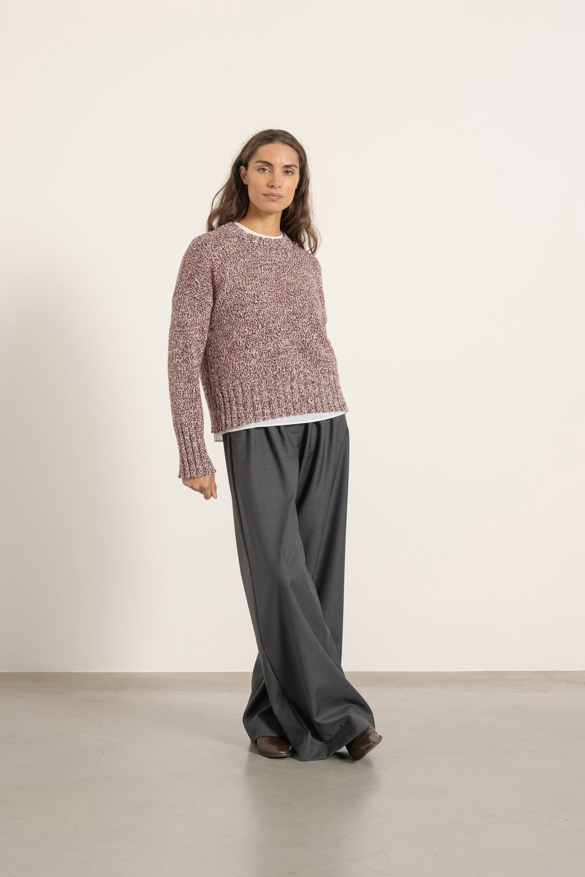 Pull Jack en laine bordeaux porté avec Pantalon Aurelia en laine gris | Mardi Editions