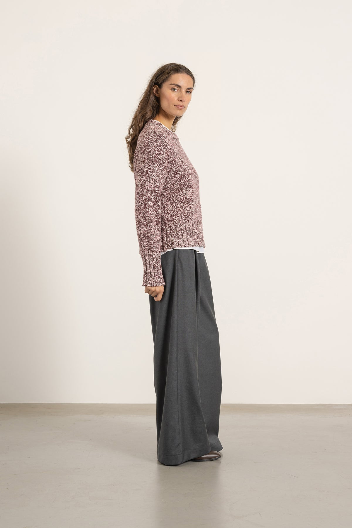 Pull Jack en laine bordeaux porté avec Pantalon Aurelia en laine gris | Mardi Editions