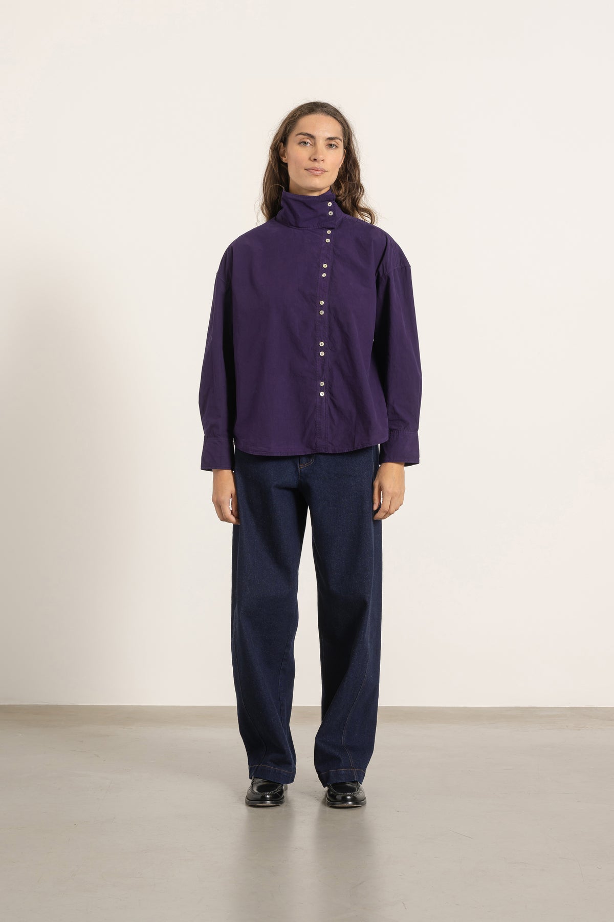Chemise Jane en coton violet portée avec Jean Cleo | Mardi Editions