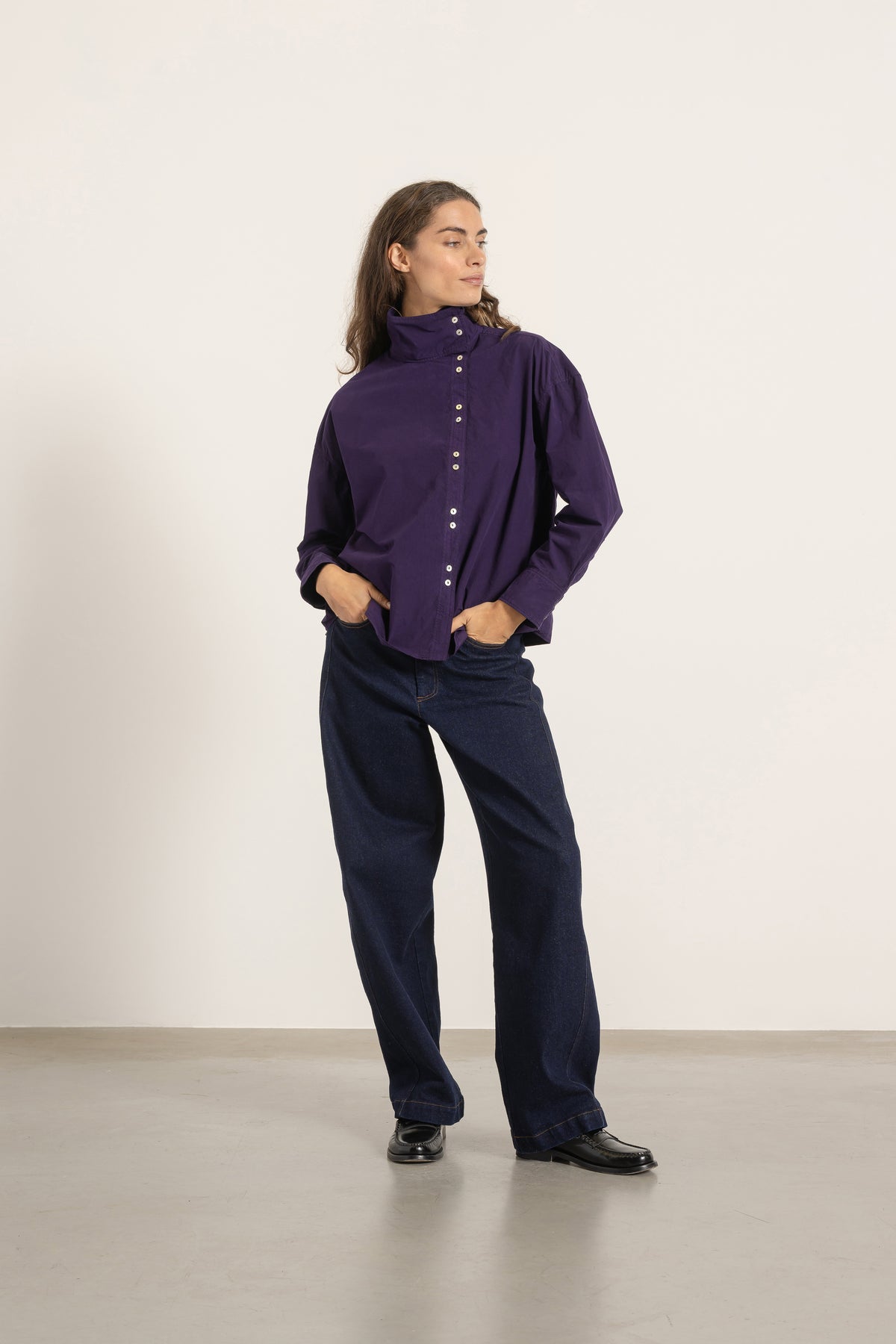 Chemise Jane en coton violet portée avec Jean Cleo | Mardi Editions