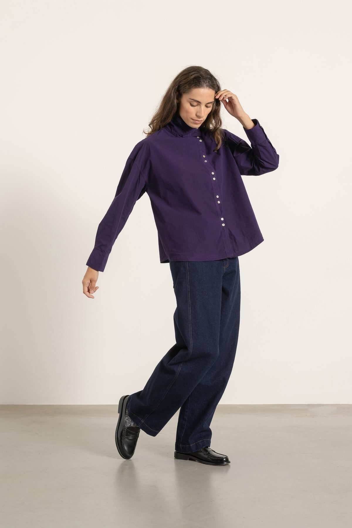 Chemise Jane en coton violet portée avec Jean Cleo | Mardi Editions