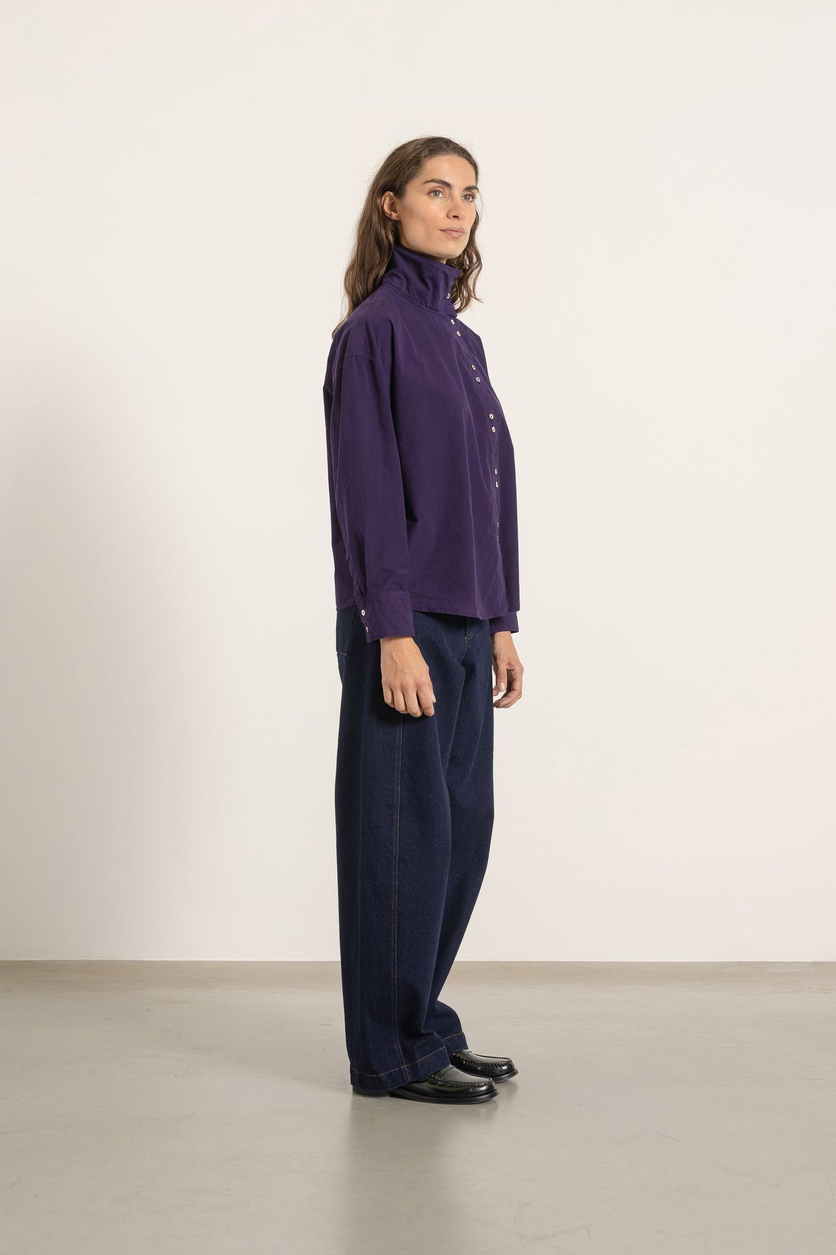 Chemise Jane en coton violet portée avec Jean Cleo | Mardi Editions