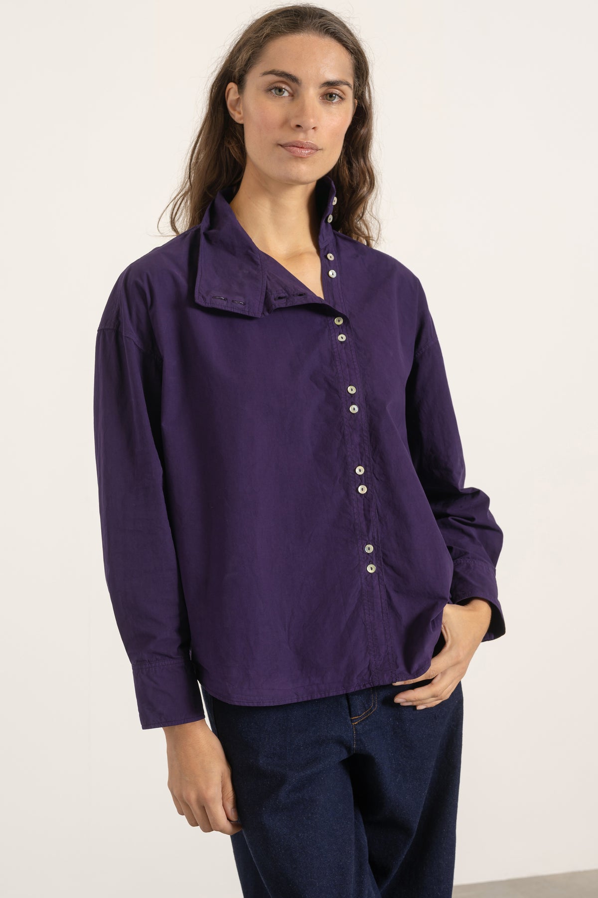 Chemise Jane en coton violet portée avec Jean Cleo | Mardi Editions