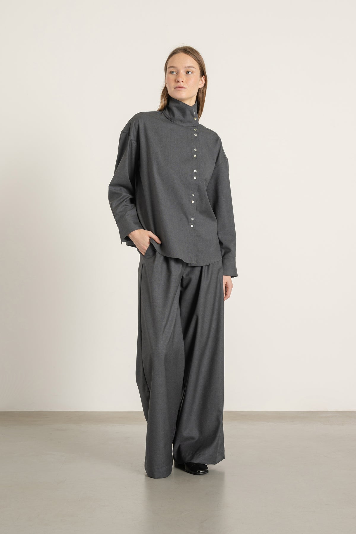 Chemise Jane en laine gris anthracite portée avec Pantalon Aurelia en laine gris anthracite | Mardi Editions