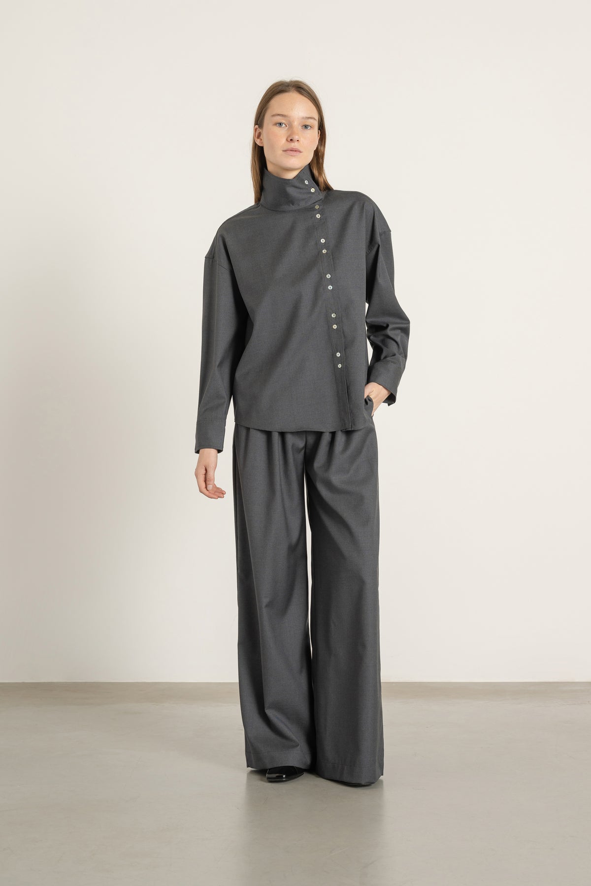 Chemise Jane en laine gris anthracite portée avec Pantalon Aurelia en laine gris anthracite | Mardi Editions