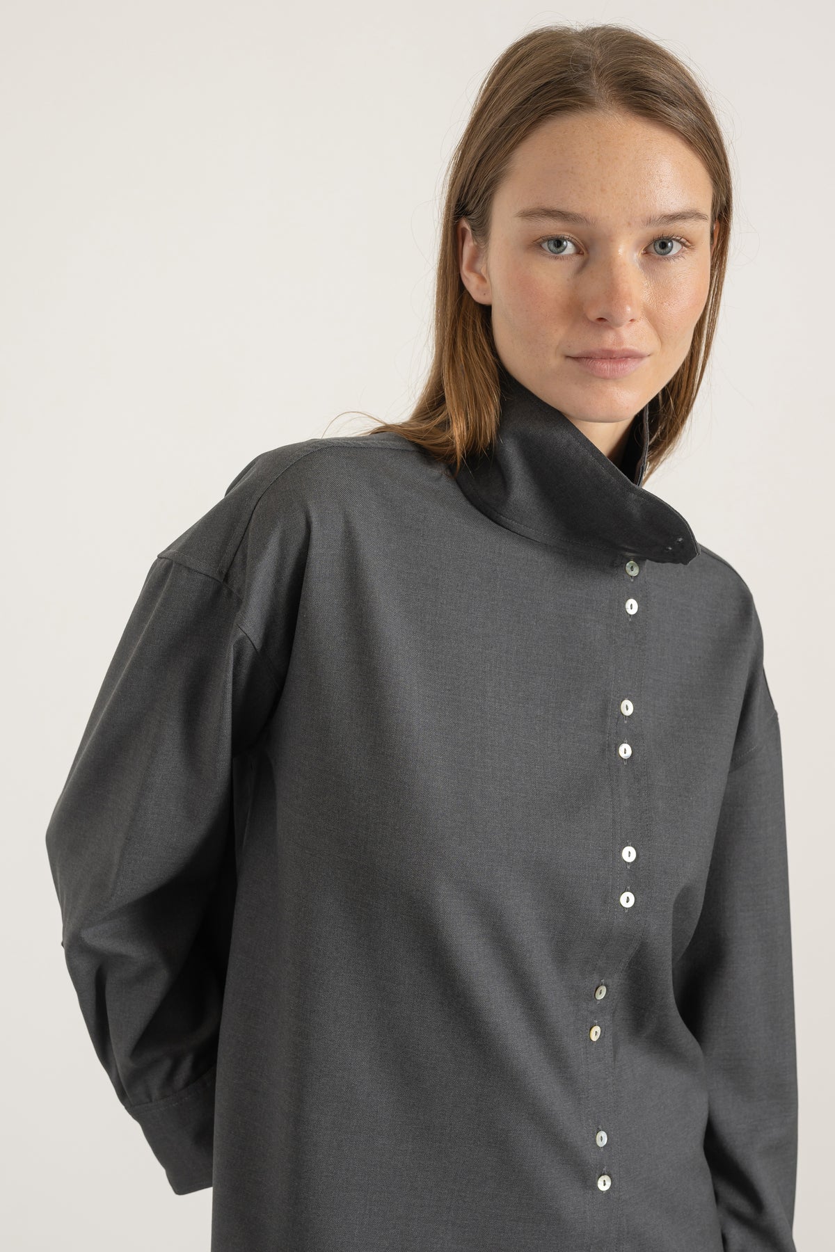 Chemise Jane en laine gris anthracite portée avec Pantalon Helena en coton blanc | Mardi Editions