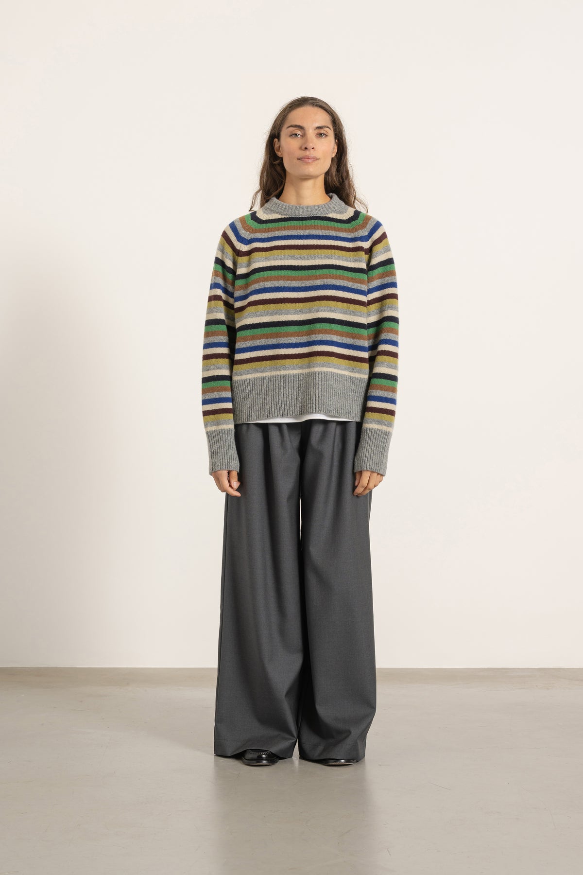Pull Largo en laine rayé multicolore porté avec Pantalon Aurelia en laine gris | Mardi Editions