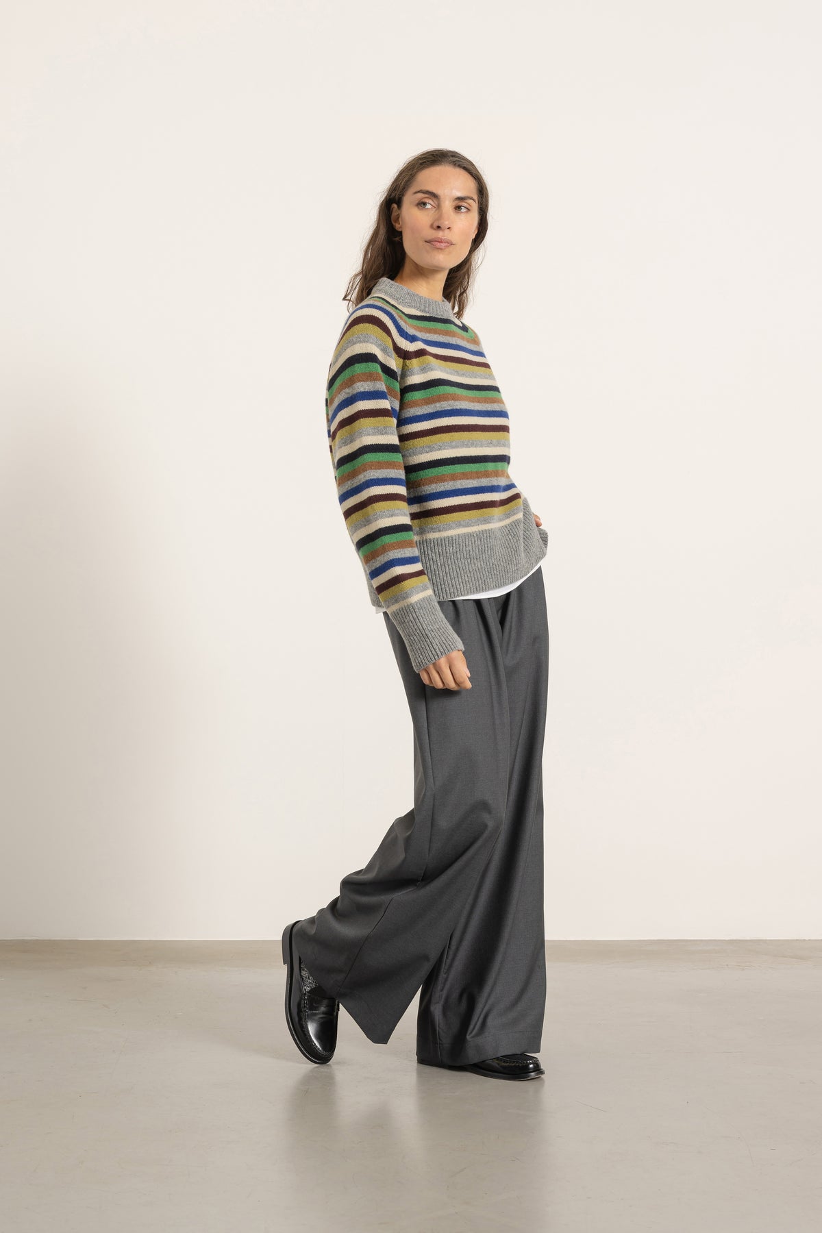 Pull Largo en laine rayé multicolore porté avec Pantalon Aurelia en laine gris | Mardi Editions