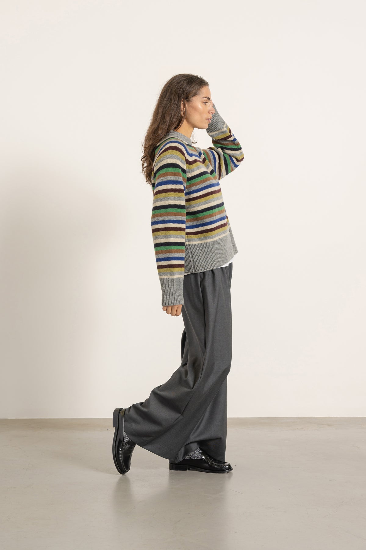 Pull Largo en laine rayé multicolore porté avec Pantalon Aurelia en laine gris | Mardi Editions