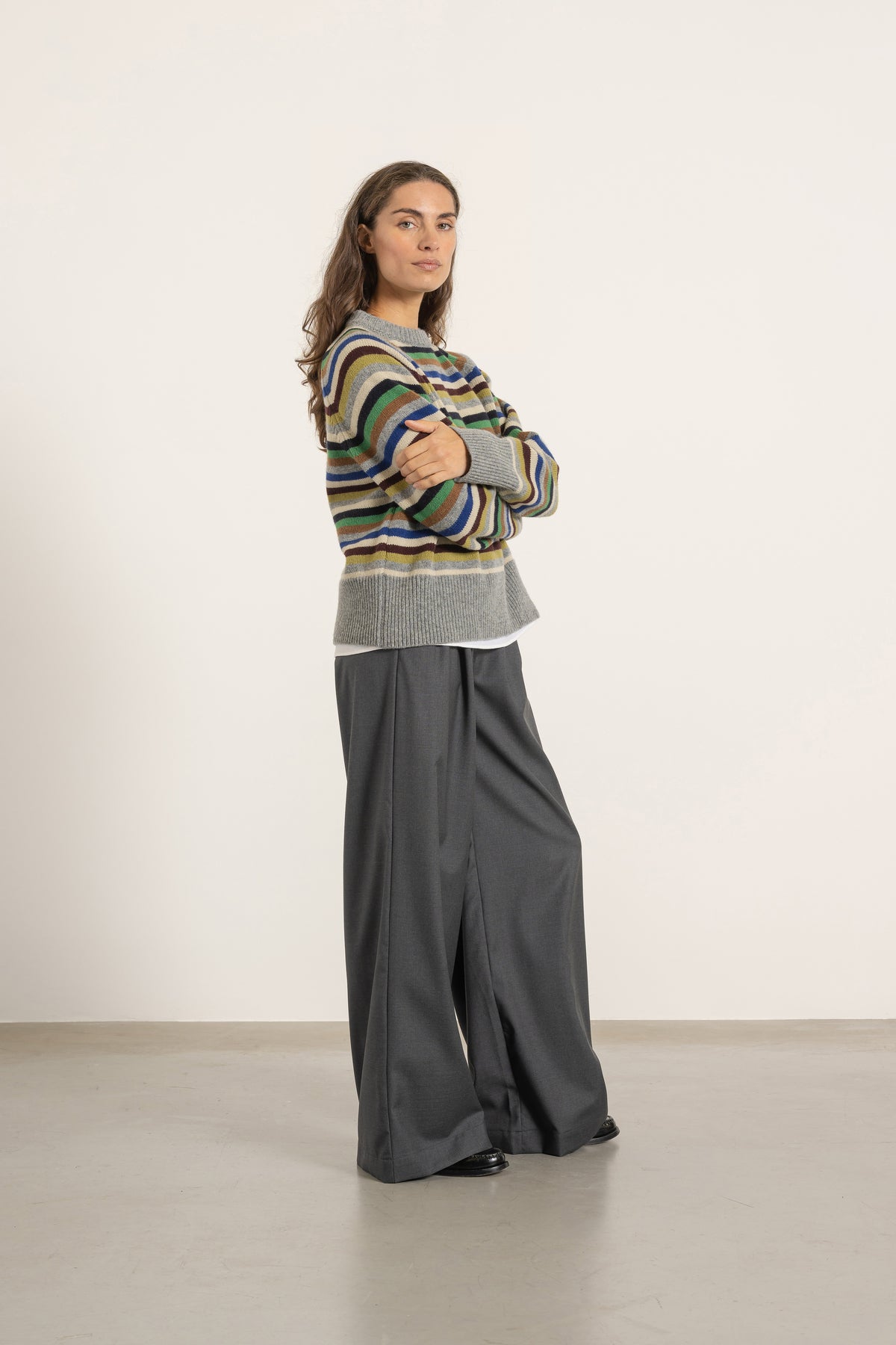 Pull Largo en laine rayé multicolore porté avec Pantalon Aurelia en laine gris | Mardi Editions