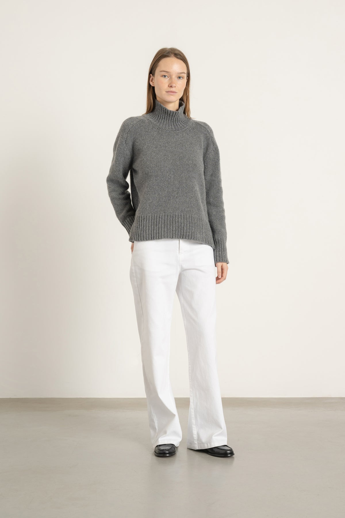 Pull Leo en laine et cachemire gris porté avec Pantalon Helena en coton blanc | Mardi Editions