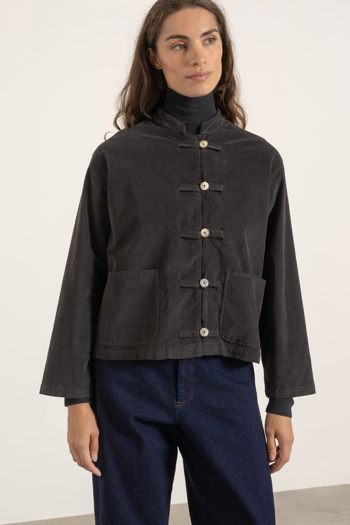 Blouse Mia en coton gris anthracite portée avec Jean Cleo | Mardi Editions