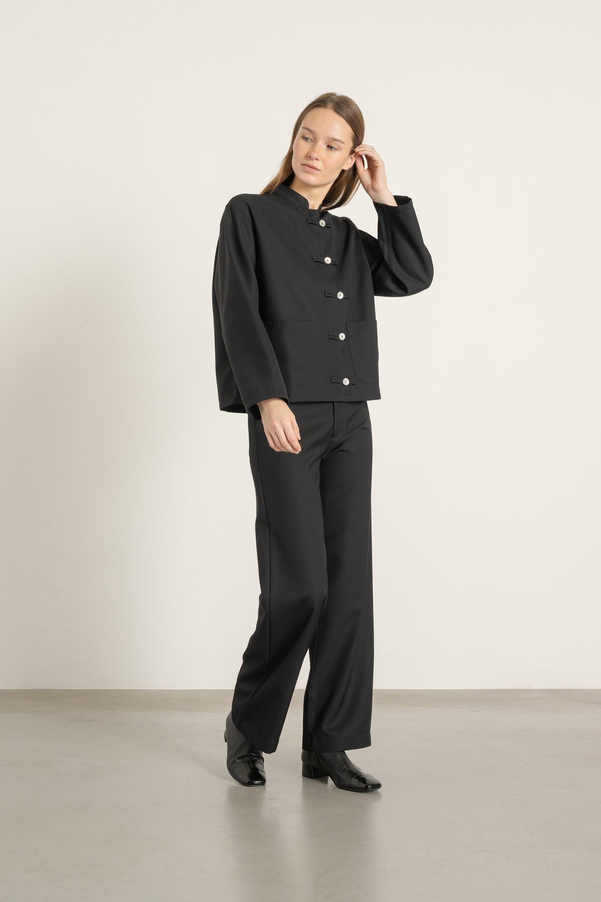 Blouse Mia en laine noire portée avec Pantalon Billie en laine noir | Mardi Editions
