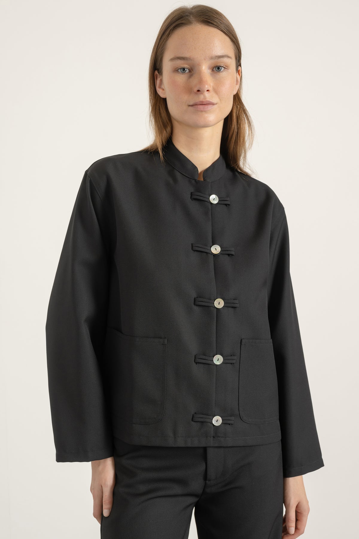 Blouse Mia en laine noire portée avec Pantalon Billie en laine noir | Mardi Editions