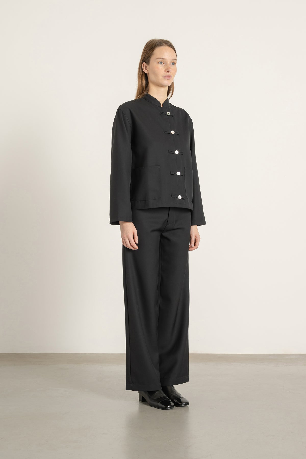 Blouse Mia en laine noire portée avec Pantalon Billie en laine noir | Mardi Editions