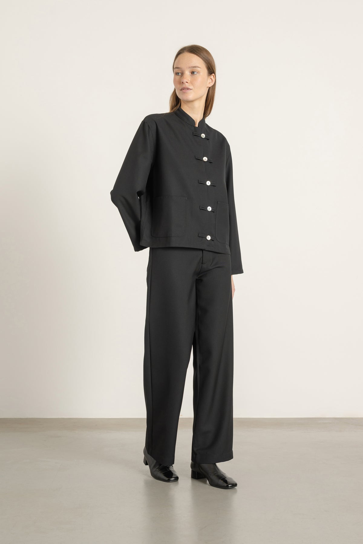 Blouse Mia en laine noire portée avec Pantalon Billie en laine noir | Mardi Editions