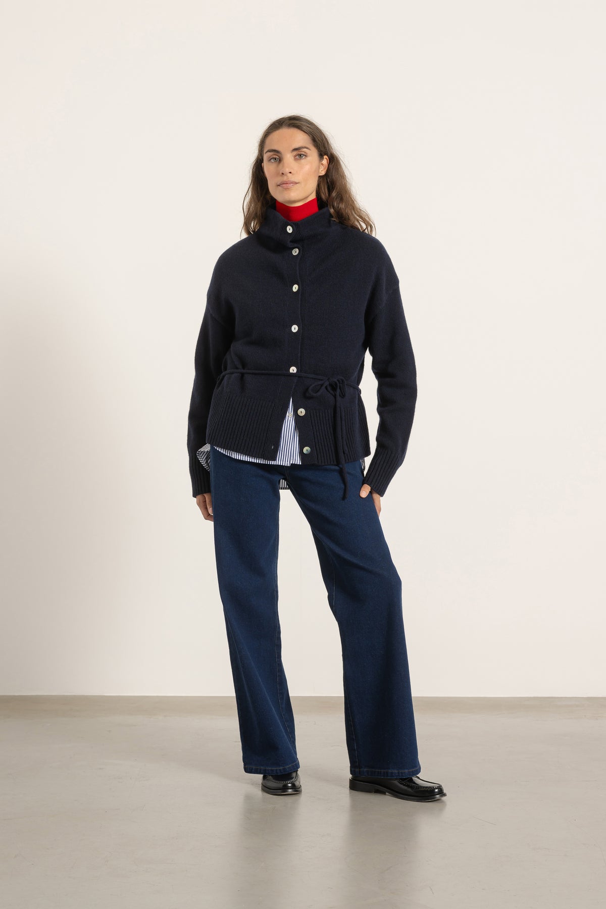 Cardigan Milo en laine bleu marine porté avec Jean Helena denim foncé | Mardi Editions